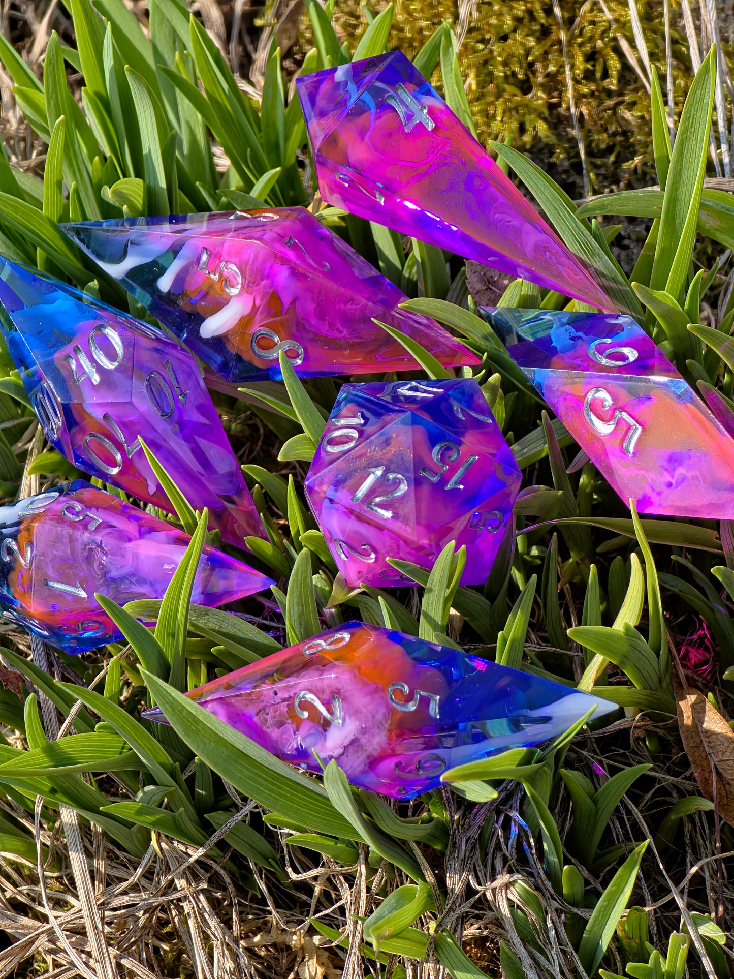 Elongated Dice Set „Nebula Shards“ – 7er Set Resin Würfel mit Cloud Nebula Effekt, Silber Zahlen | Handmade Sharp Edge TTRPG Dice