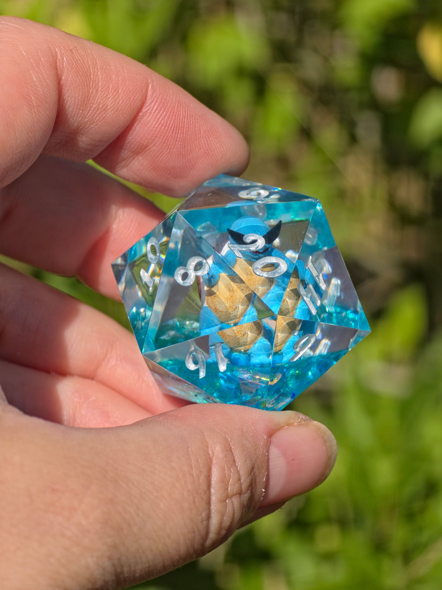 Shiggy – Summer Splash D20 40 mm – Pokémon-inspirierter Resin Würfel mit Sonnenbrille XL DnD Sammlerwürfel
