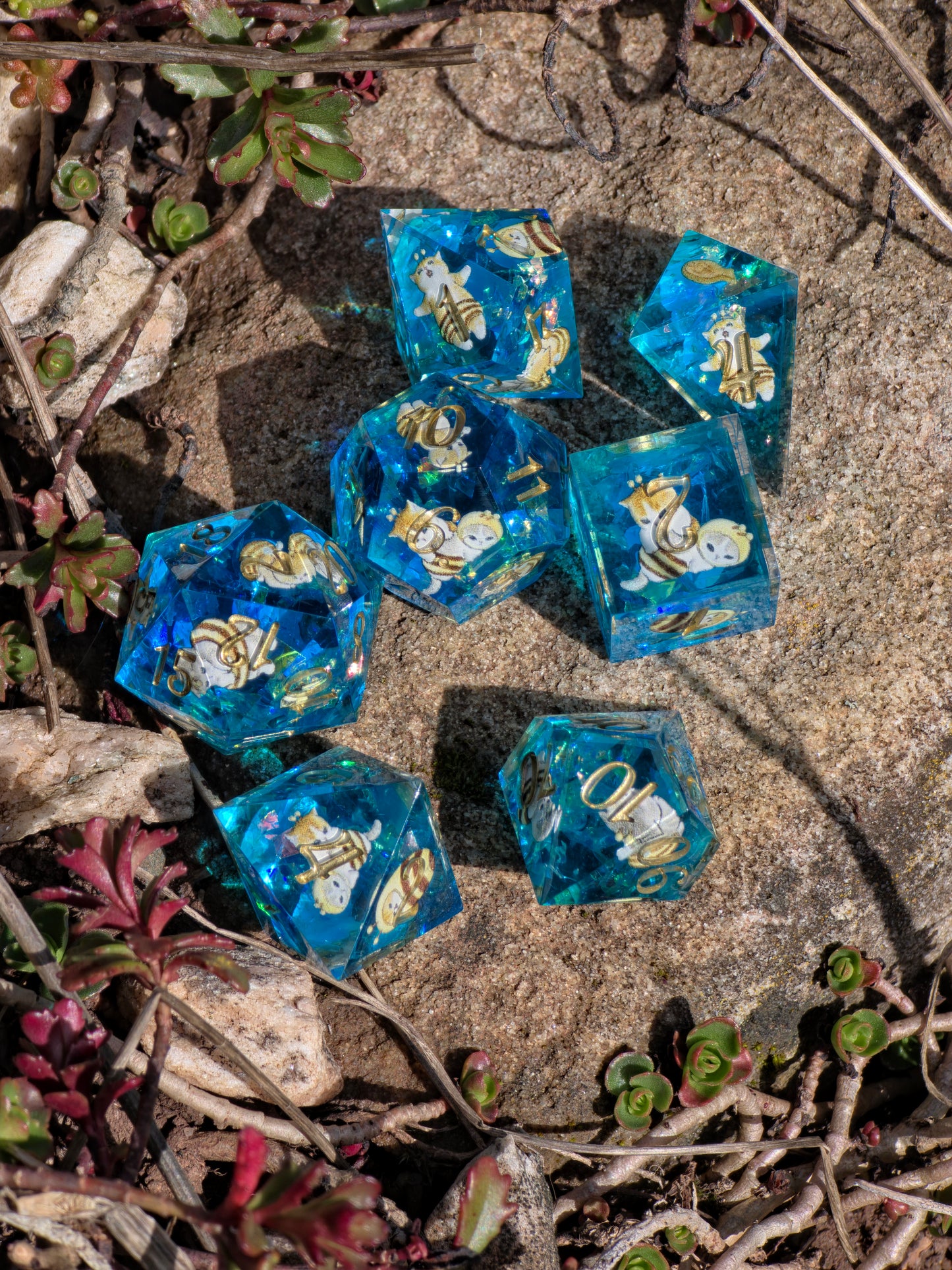 Bee Cat Dice Set – Süße Resin DnD Würfel mit Katzen & Bienen, 7er TTRPG Dice Set, Cute Handmade Dice, Fantasy Dice Set