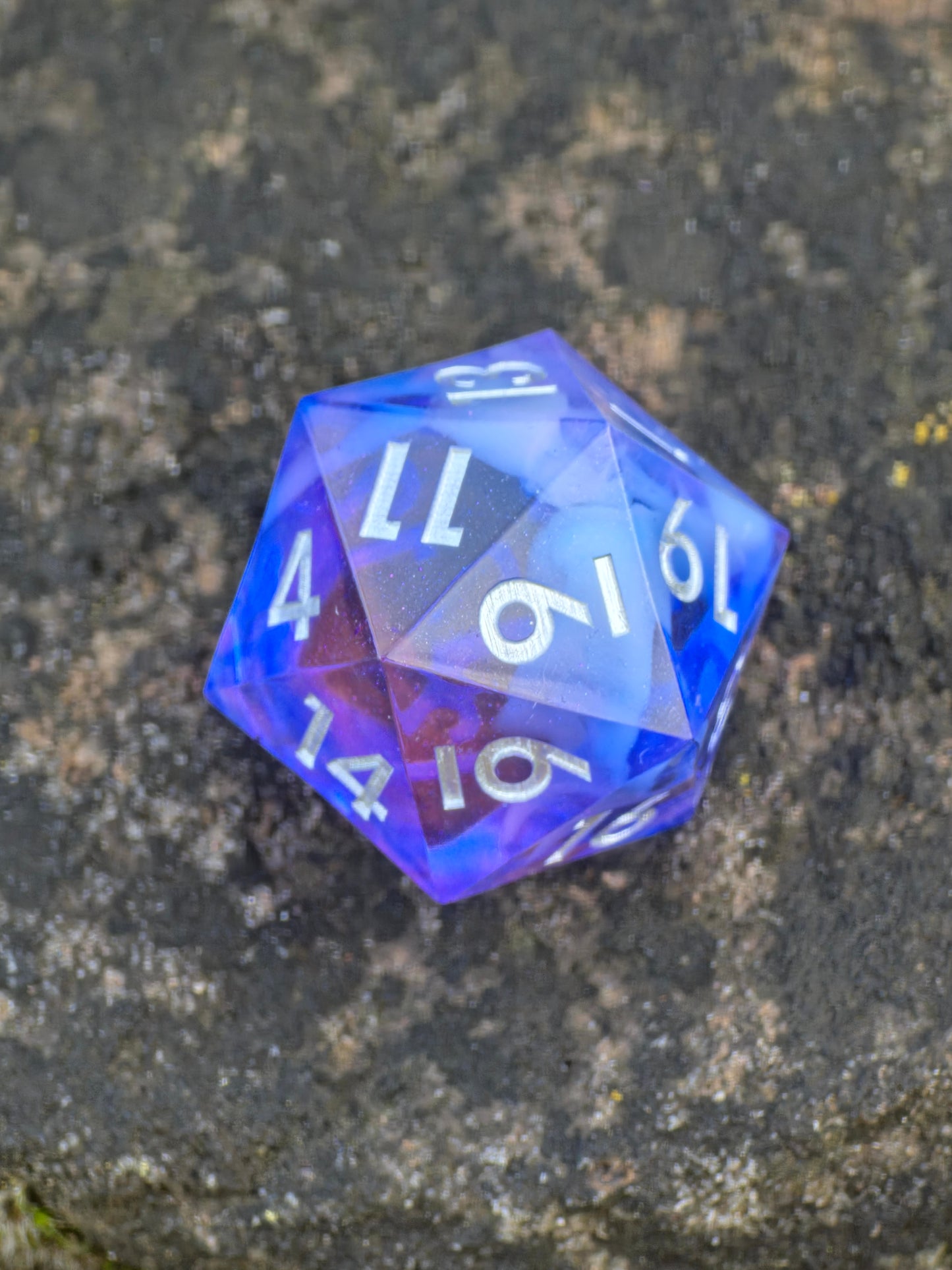 Einzelner Polyedrischer D20 – Cloud Effekt Pink Blau Transparent | Handgemachter Resinwürfel Standardgröße | DnD Dice Pen and Paper TTRPG Fantasy Würfel