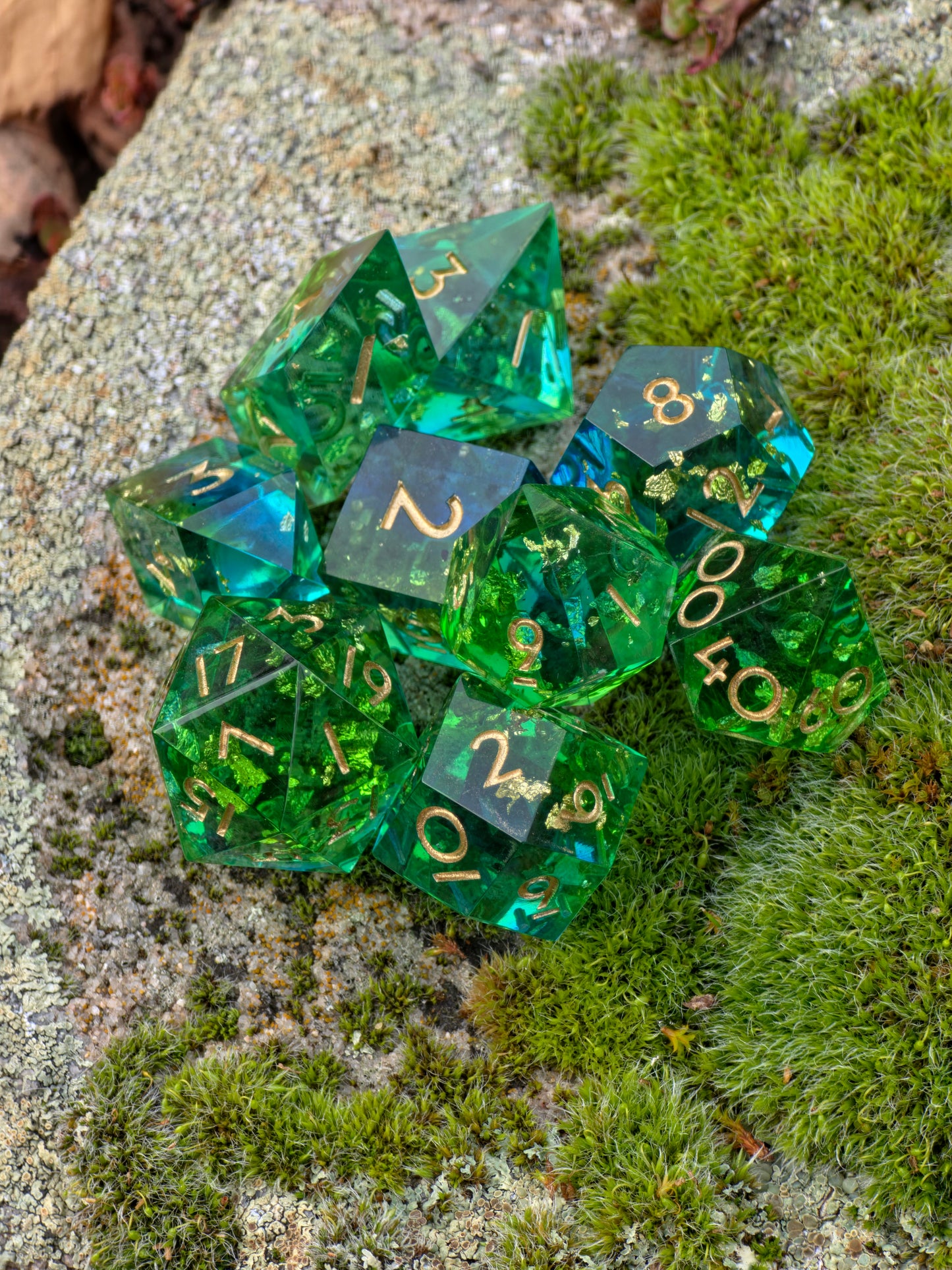 Handgemachtes Polyedrisches Würfelset „Emerald Tide“ – Grün Blau Resin Dice mit Goldflakes | DnD Dice Set | TTRPG | Pen and Paper | Transparent Magic Dice