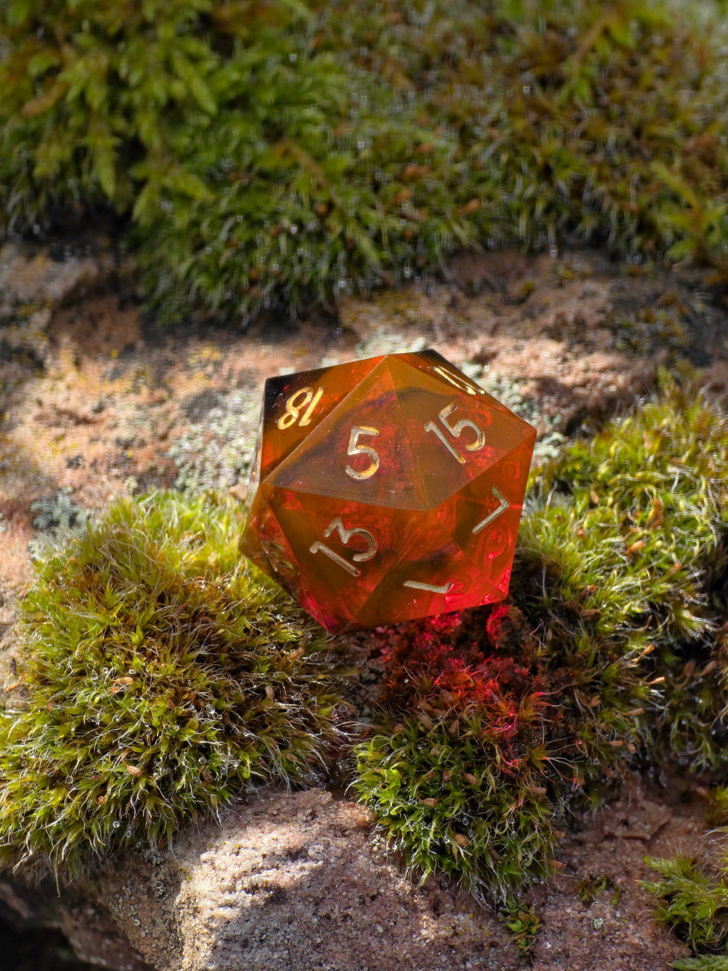 Polyedrischer Einzelner D20 – Fire Amber Cloud Dice | Handgemachter W20 Würfel aus Resin in Rot Gold Transparent mit schwarzem Cloud-Effekt