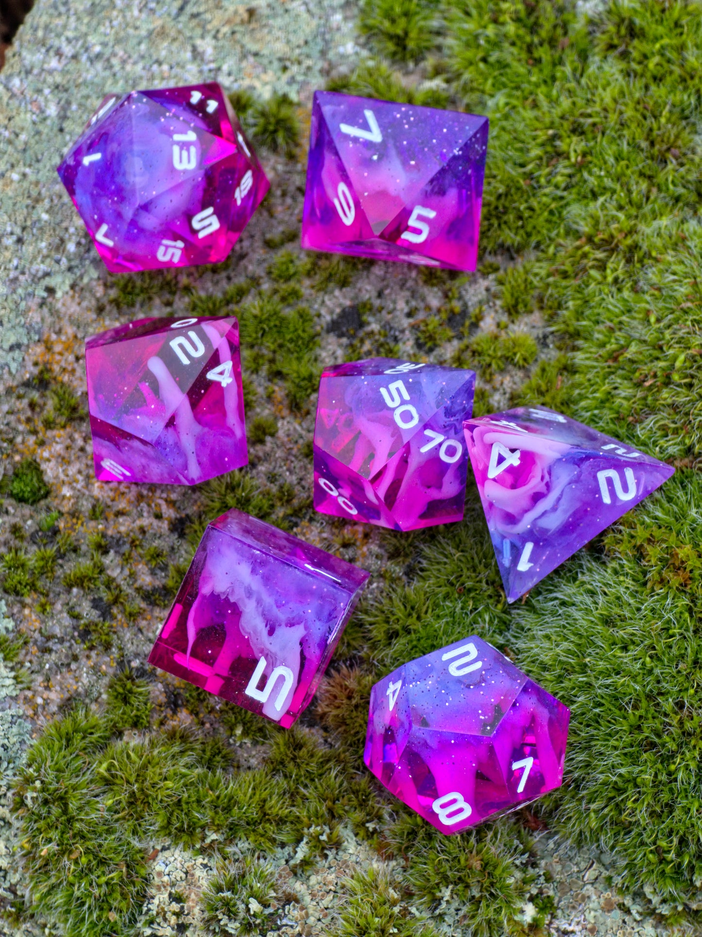 Polyedrisches Würfelset „Starflare Cloud Galaxy“ – Handgemachte Resinwürfel pink-violett mit Galaxy & Cloud Nebula Effekt | DnD Dice Set TTRPG