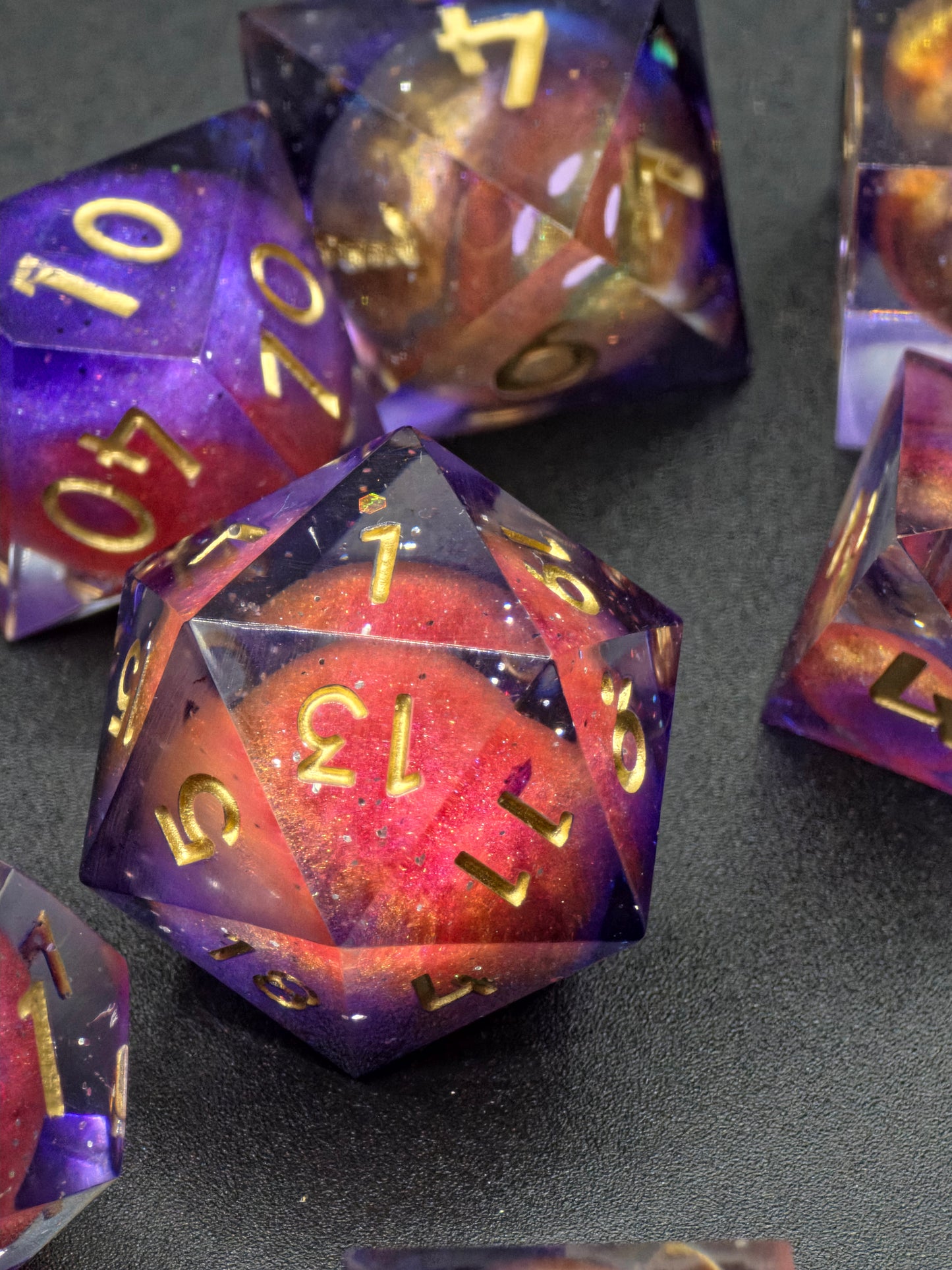 Polyedrischer Planeten Kosmos DnD Würfelset 7 Stück – Handgemachte Resin Dice mit Universum-Effekt & goldenen Zahlen | Galaxy Fantasy Würfel