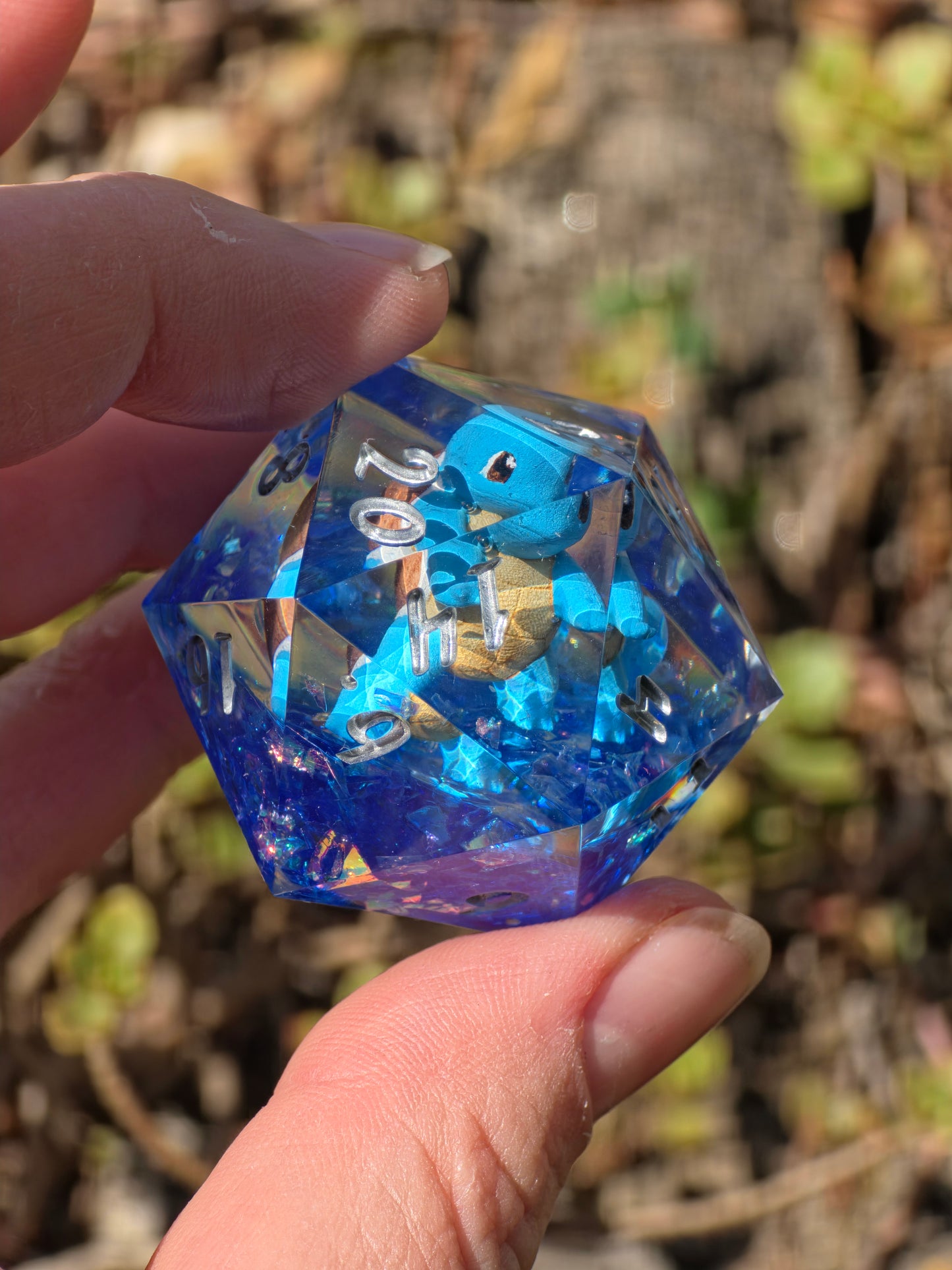 Shiggy – Midnight Ocean D20 40 mm – Pokémon-inspirierter Resin Würfel in Deep Ocean Blue XL DnD Sammlerwürfel