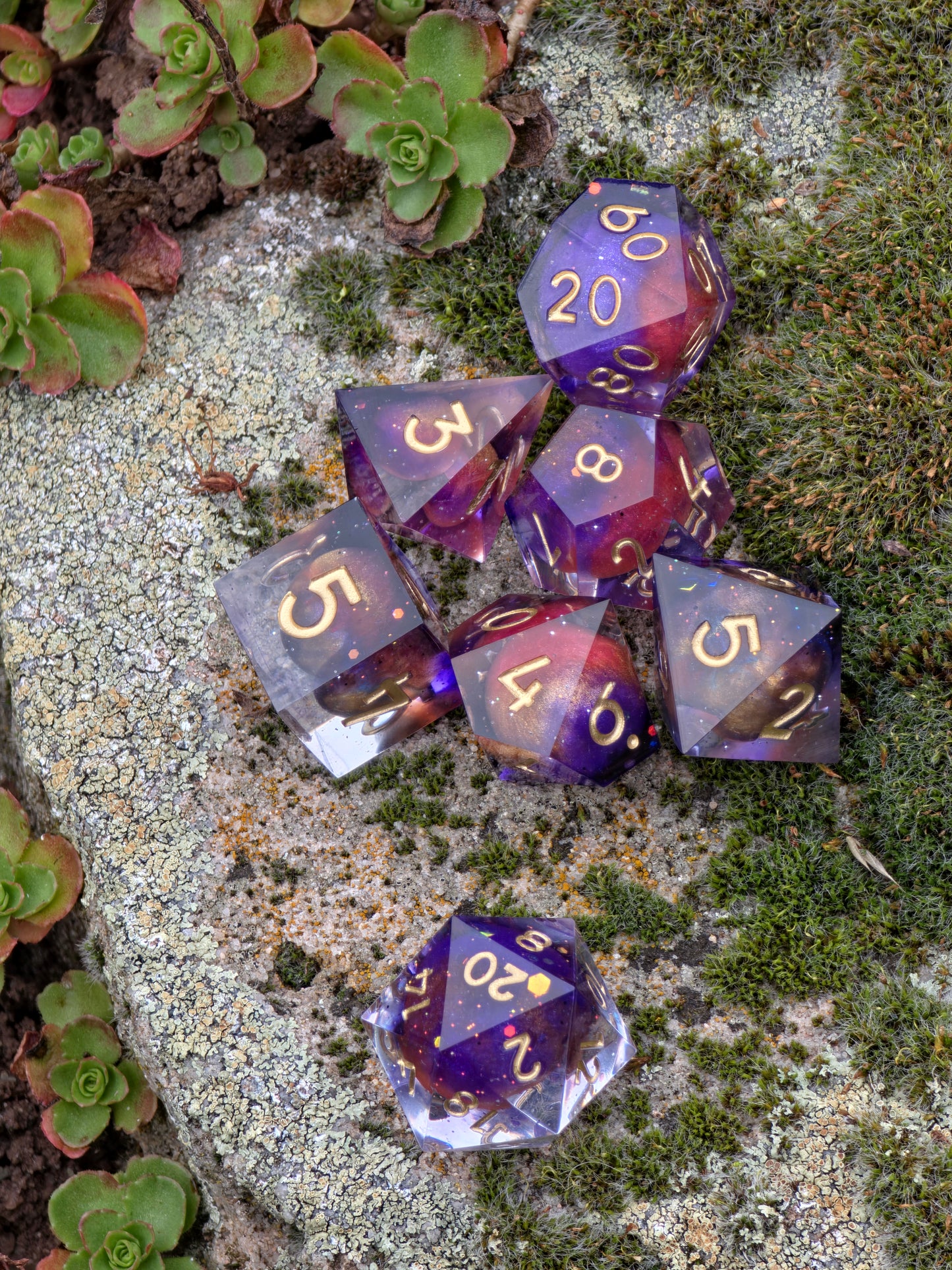 Polyedrischer Planeten Kosmos DnD Würfelset 7 Stück – Handgemachte Resin Dice mit Universum-Effekt & goldenen Zahlen | Galaxy Fantasy Würfel