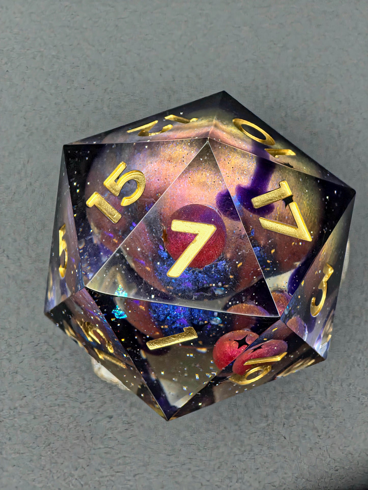Großer Polyedrischer D20 „Celestial Sphere“ 55 mm – Handgefertigter Premium-Resinwürfel mit 4 Planeten & Galaxy Effekt | Einzelstück | DnD