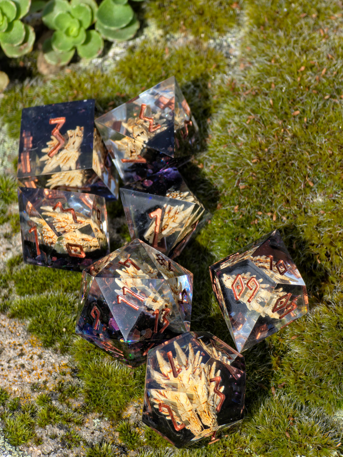 Dragon's Legacy – Ancient Skulls Drachen Schädel Würfelset – 7-teiliges DnD Resin Dice Set | Dragon Skull Dice mit Kupfer Zahlen | Handmade Fantasy Würfel
