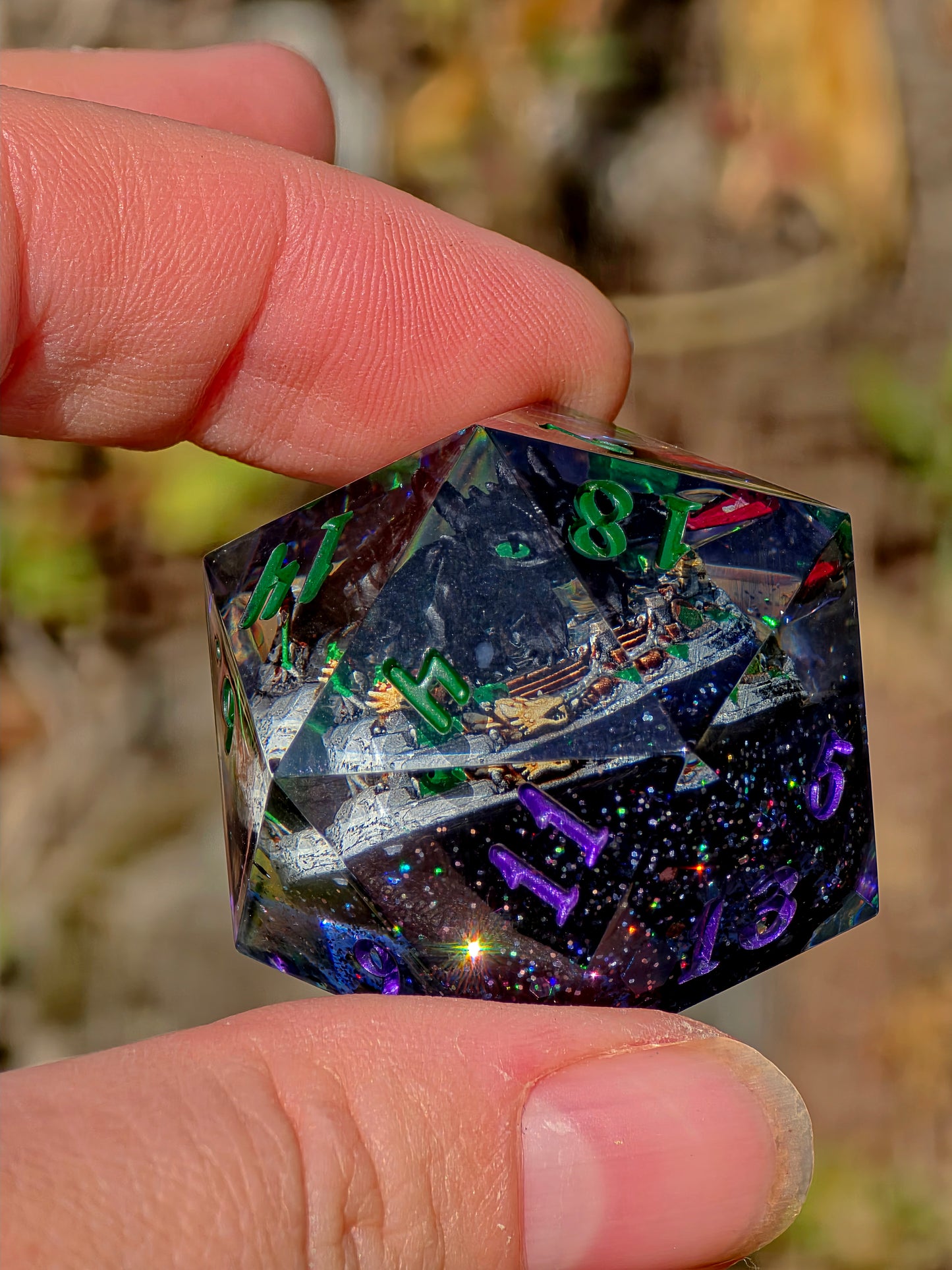 Night Fury – Celestial Eclipse Toothless D20 40 mm – How to Train Your Dragon inspirierter Resin Würfel | Galaxie-Design & Grün-Lila Metallic Zahlen