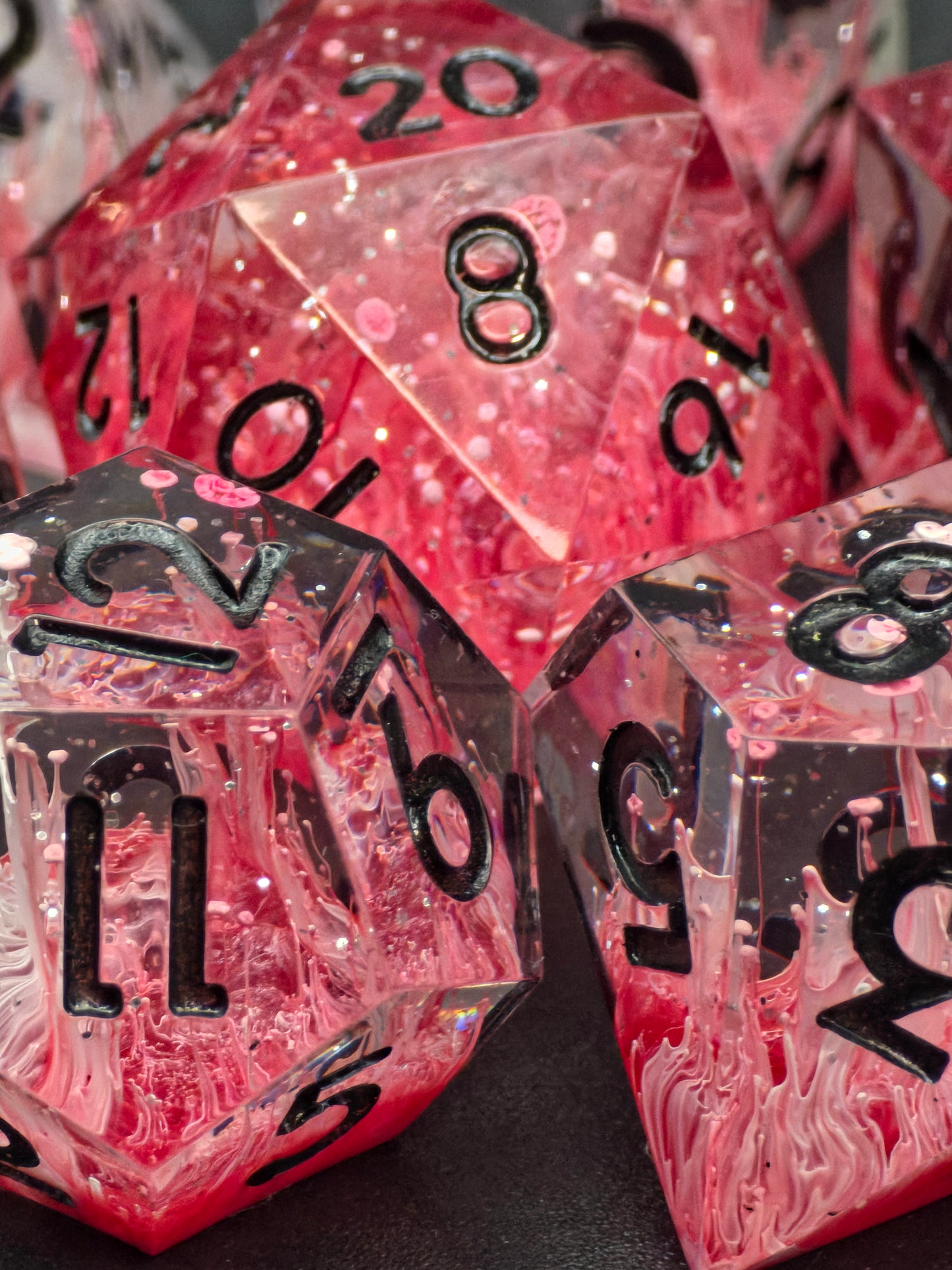 Crimson Venom – Handgemachtes DnD Würfelset rot mit Petri Effekt und schwarzen Zahlen | 7-teiliges Polyhedral Set | TTRPG Dice | Artisan Resin Dice