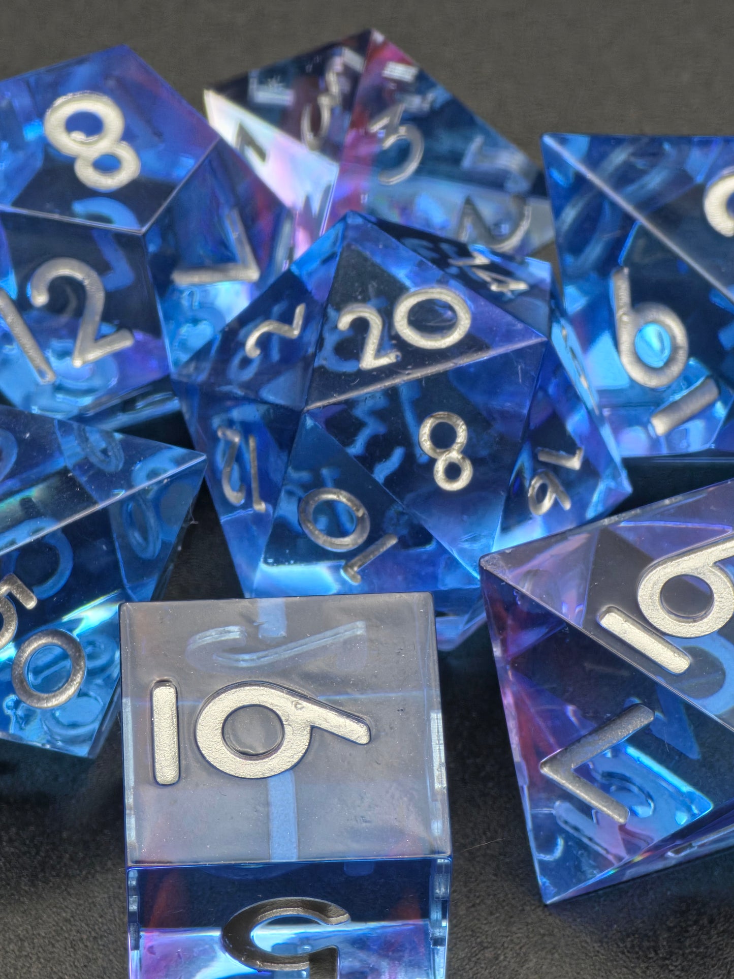 Abyss of the Sapphire Tide – Handgemachtes DnD Würfelset aus klarem Blau | Transparente Resin Dice mit silbernen Zahlen | Polyedrische Würfel TTRPG