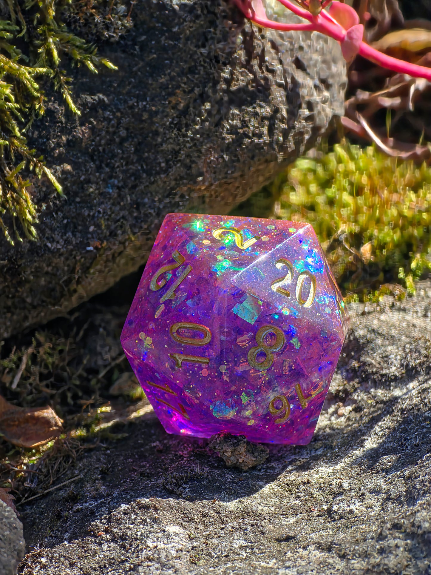 Polyedrischer D20 Würfel 35mm – L Format Chonk Dice | Handgemachter RPG Würfel in Violett Rosa mit Galaxy Schimmer & Goldzahlen für DnD