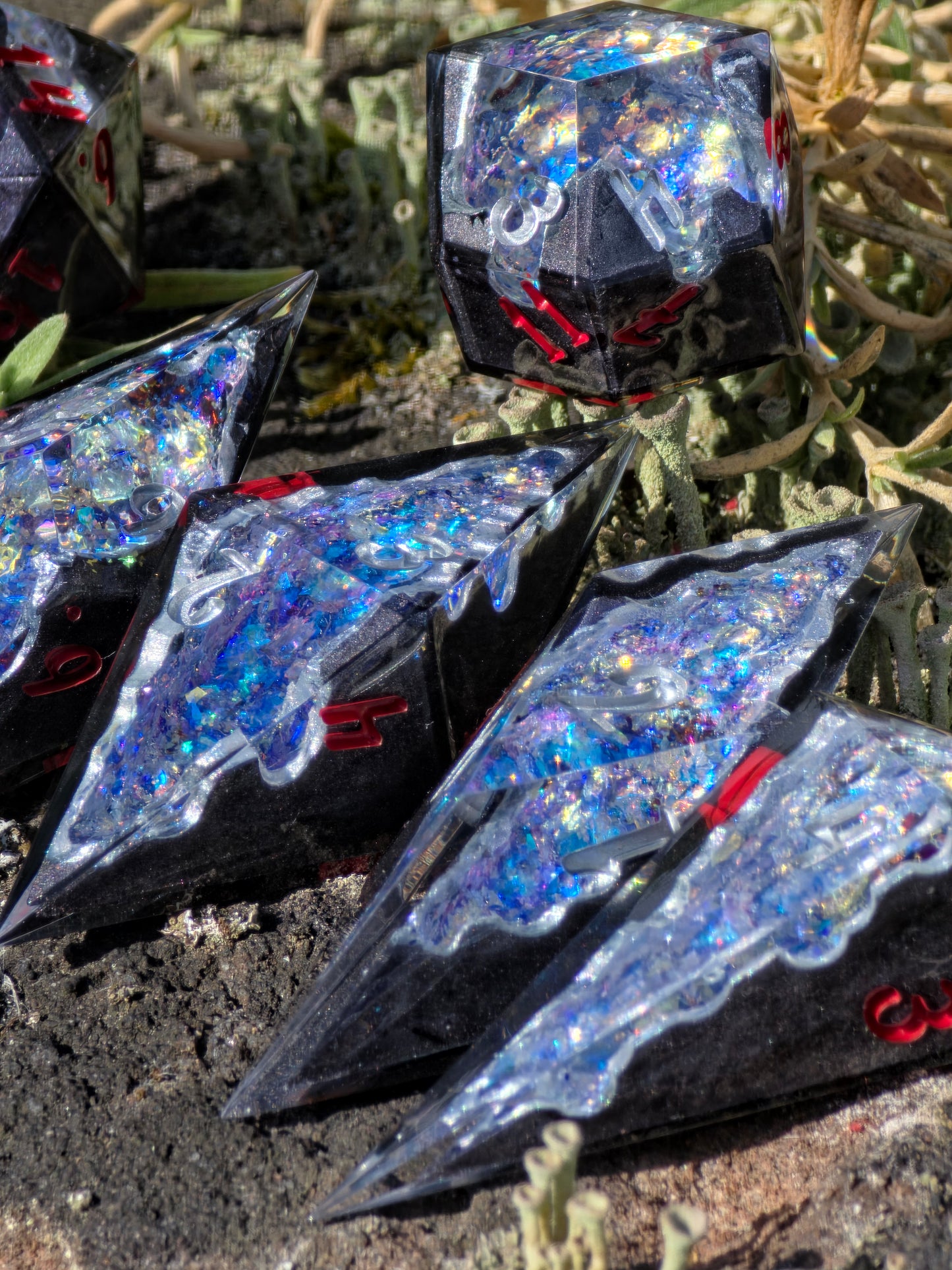 Geode Style Elongated Dice Set – Handgemachte Sharp Edge Würfel mit Opal-Kristallen, Rot-Silber Zahlen, Fantasy DnD Resin Dice (Eléras of Argent)