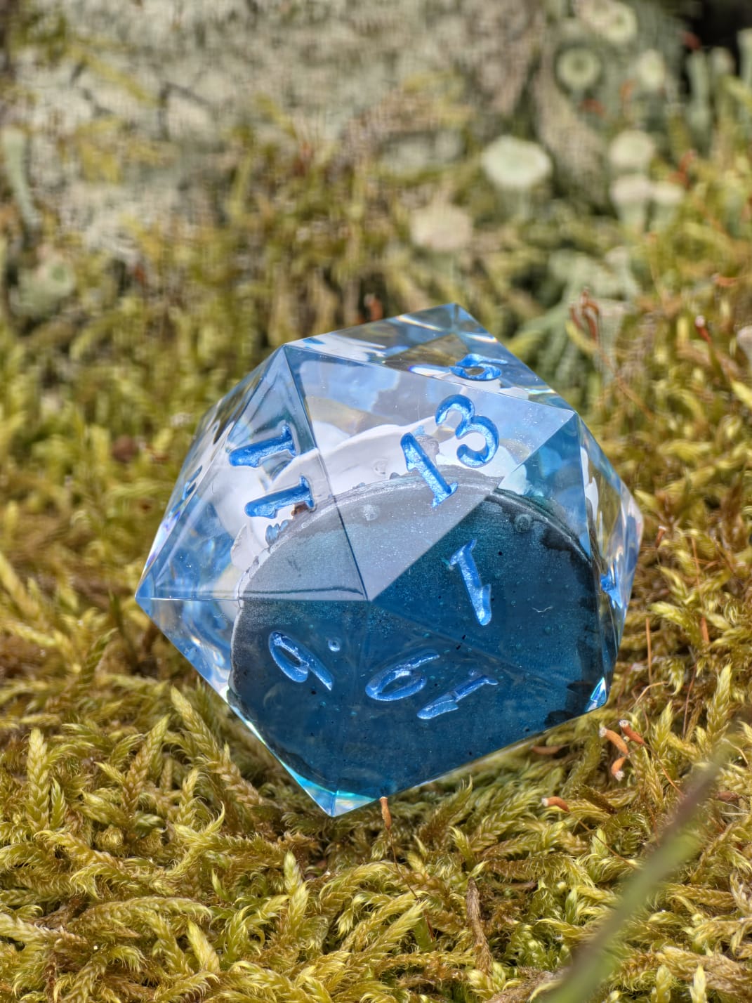 Tagesschatten D20 35mm – Handgemachter Resin Dragon Dice inspiriert von Drachenzähmen leicht gemacht, Fantasy Würfel mit Drache
