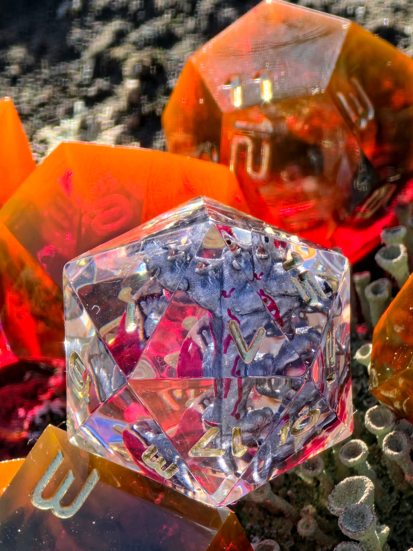 Handgemachtes DnD Würfelset „Blood Cerberus“ – Resin Dice Set 7-teilig | D20 mit Cerberus | Rot Schwarz | Sharp Edge | Goldene Zahlen | RPG Würfel