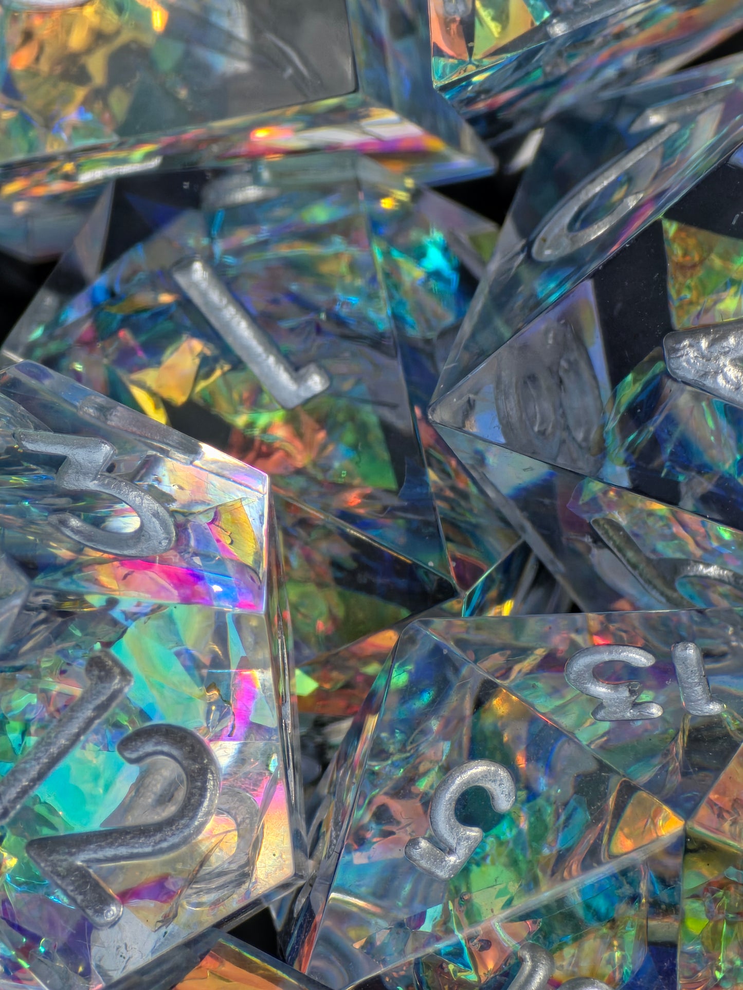 Aether Shards – Holografisches Crystal Dice Set | Klar Resin DnD Würfel mit Silberzahlen | Prismatic TTRPG Würfel | Handmade
