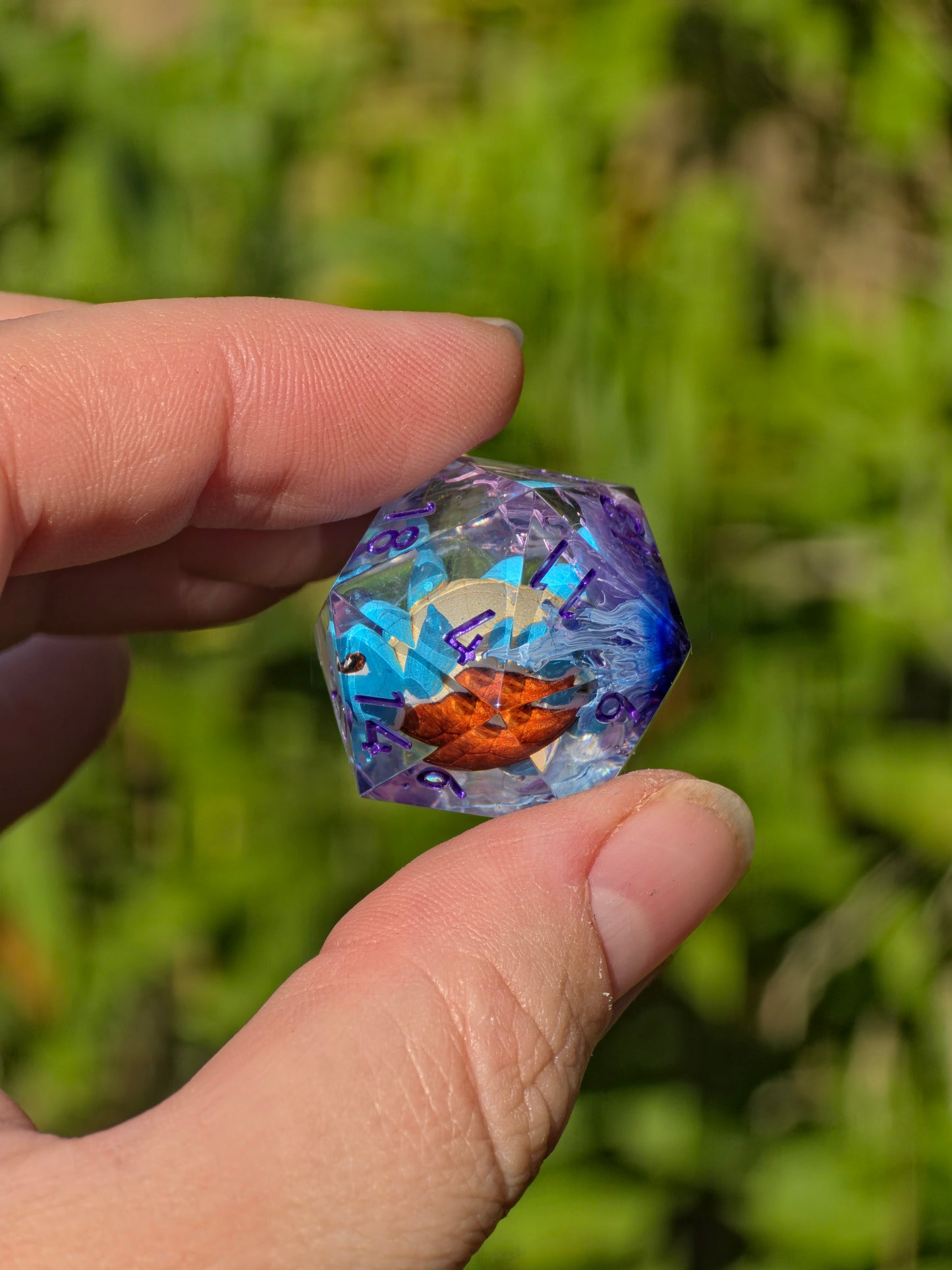 Shiggy – Mystic Current D20 28 mm – Pokémon-inspirierter Resin Würfel mit Petri-Effekt | Transparenter D20 mit lila Zahlen