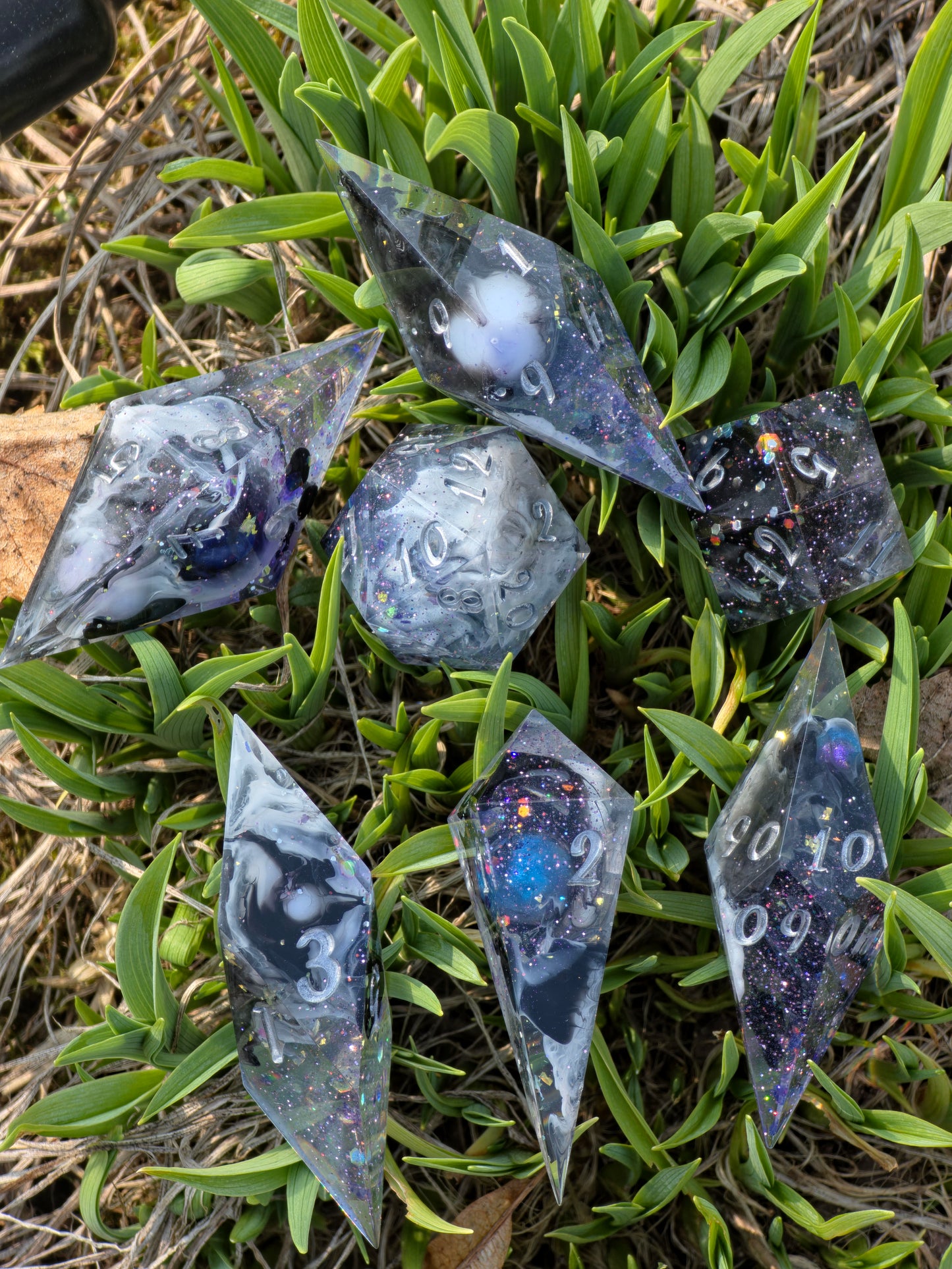 Elongated Dice Set „Cosmic Orbit“ – 7 Resin Dice with Mini Planets, Galaxy Nebula Effect | Space Dice | Silver Numbers | Handmade Sharp Edge TTRPG Dice