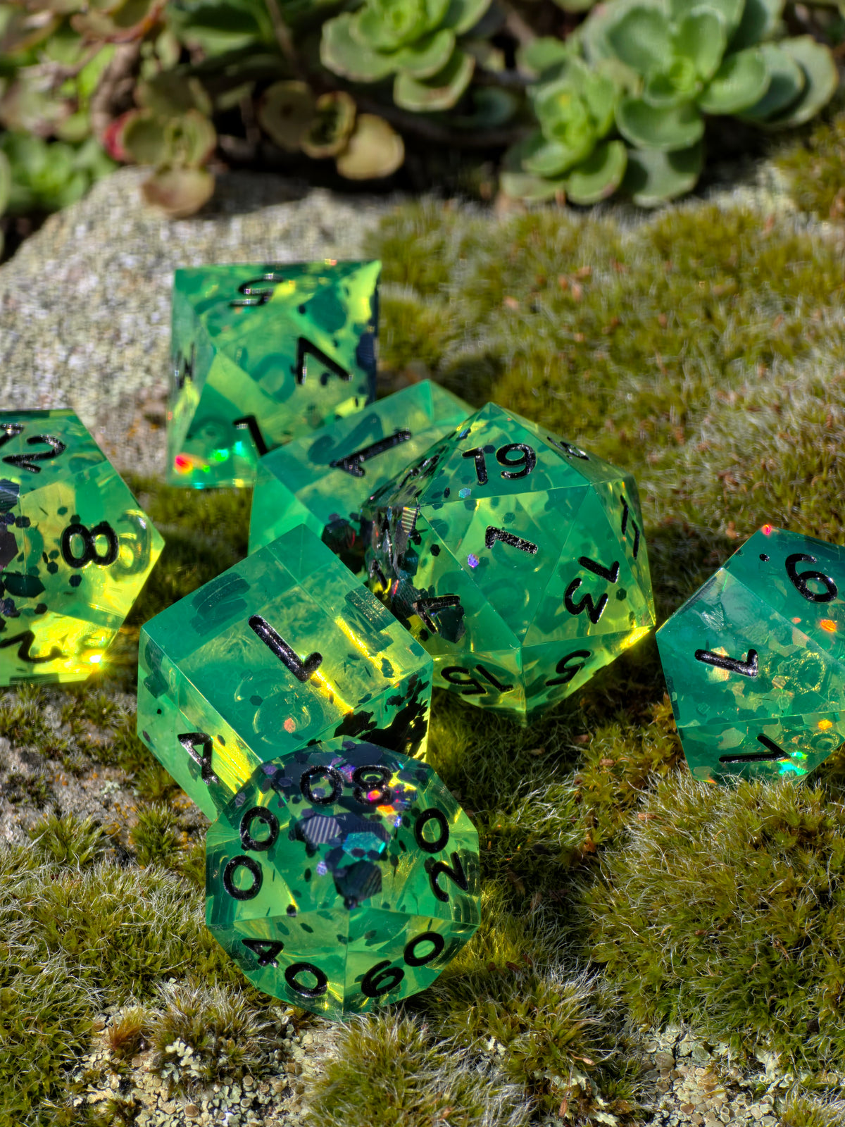 Uranium Glass – Toxic Emerald Würfelset – 7-teiliges DnD Resin Dice Set | Giftgrüne Fantasy Würfel mit schwarzen Zahlen | Handmade RPG Dice