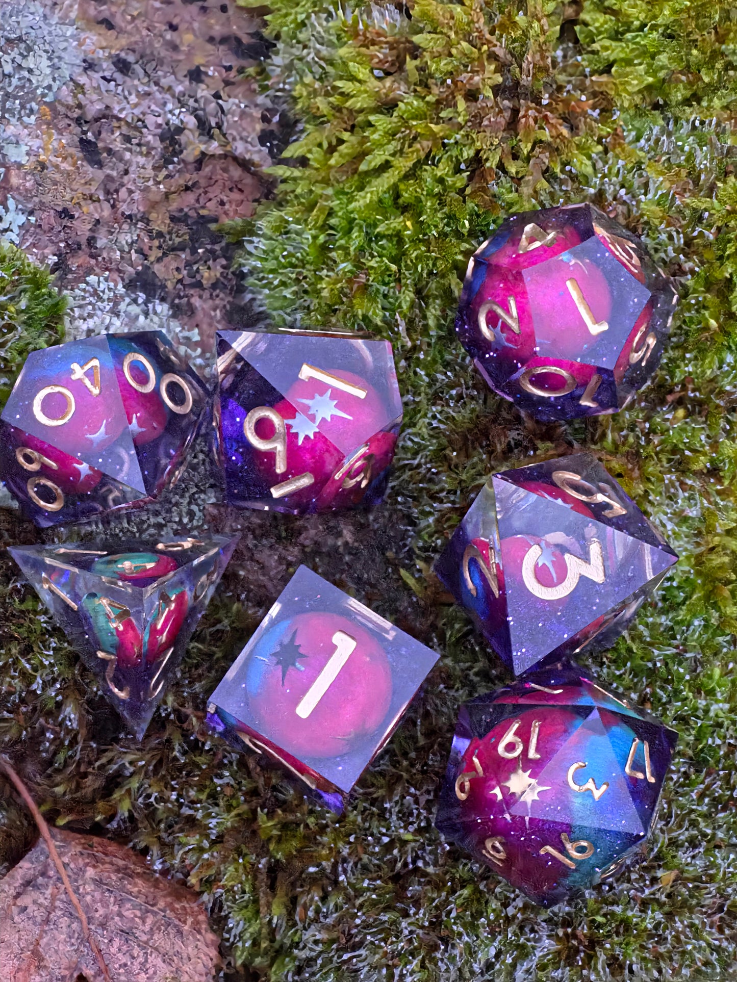 Astral Realms – Relikte der Sternenfürsten | Galaxy Planet Dice Set | Handmade Resin DnD Würfel mit goldenen Zahlen | Premium TTRPG Dice