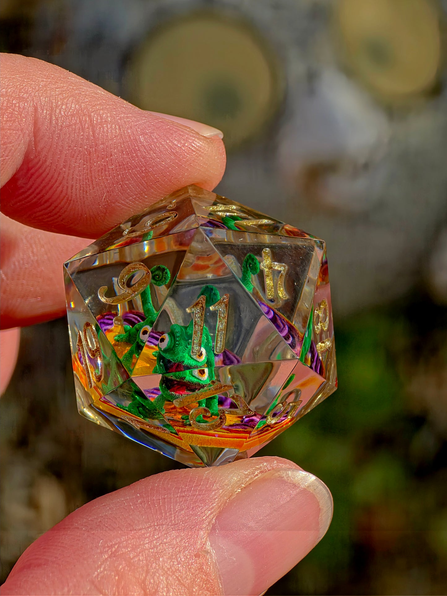 Pascal's Secret Garden D20 Dice – Tangled Inspired Resin D20 mit Pascal Chamäleon | Handgemachter Sharp Edge Würfel für DnD & RPG