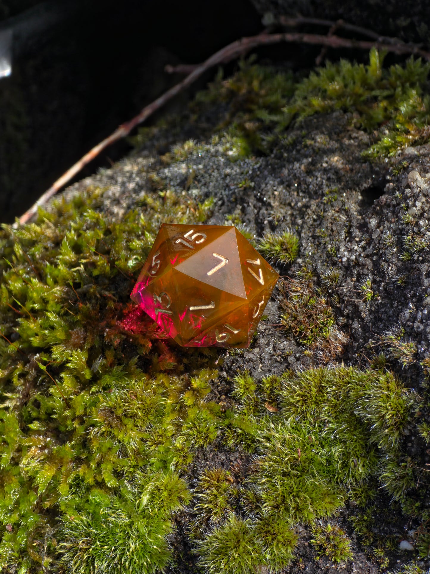 Polyedrischer Einzelner D20 – Fire Amber Cloud Dice | Handgemachter W20 Würfel aus Resin in Rot Gold Transparent mit schwarzem Cloud-Effekt