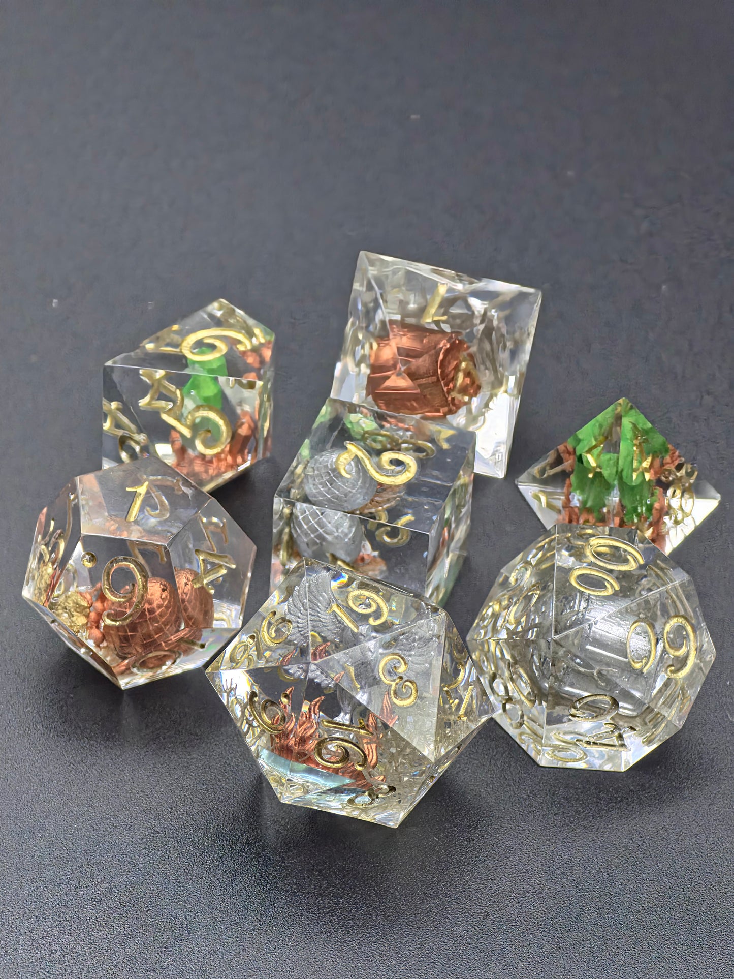 Würfelset „Asche des Ewigen Feuers“ – Handgemachtes Resin Dice Set mit Silbernem Phönix, Eiern & Kristallen | DnD TTRPG Würfel