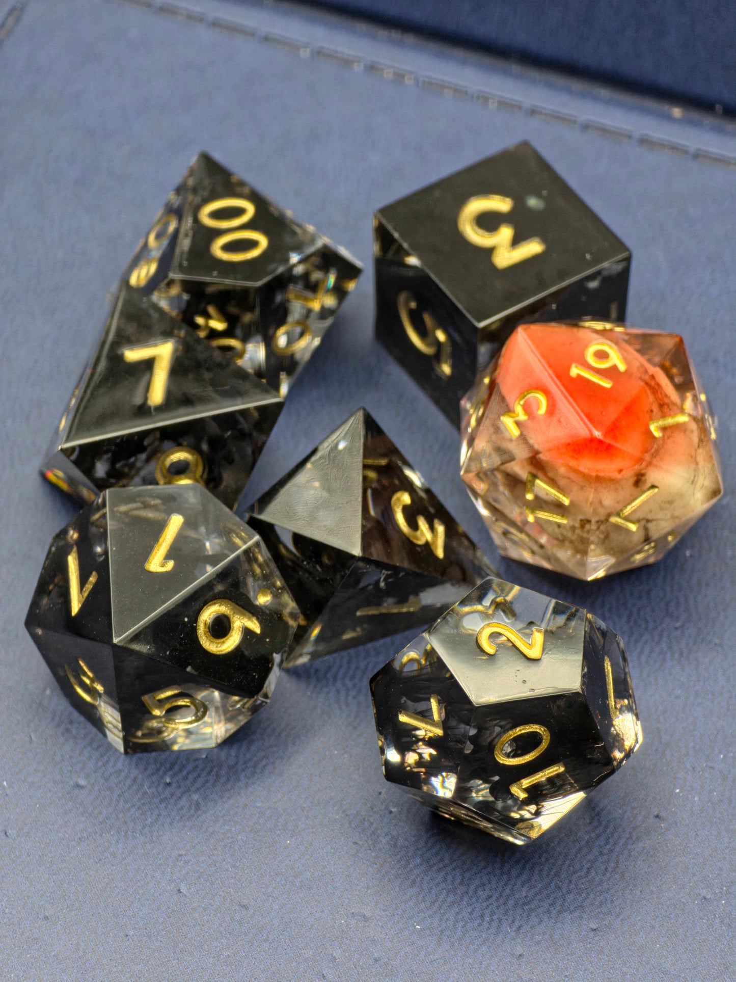 Relic of the Fallen – 7-teiliges DnD Würfelset mit eingebettetem Schädel im D20 | Schwarze Resinwürfel mit Goldzahlen | Polyhedral Dice Set TTRPG