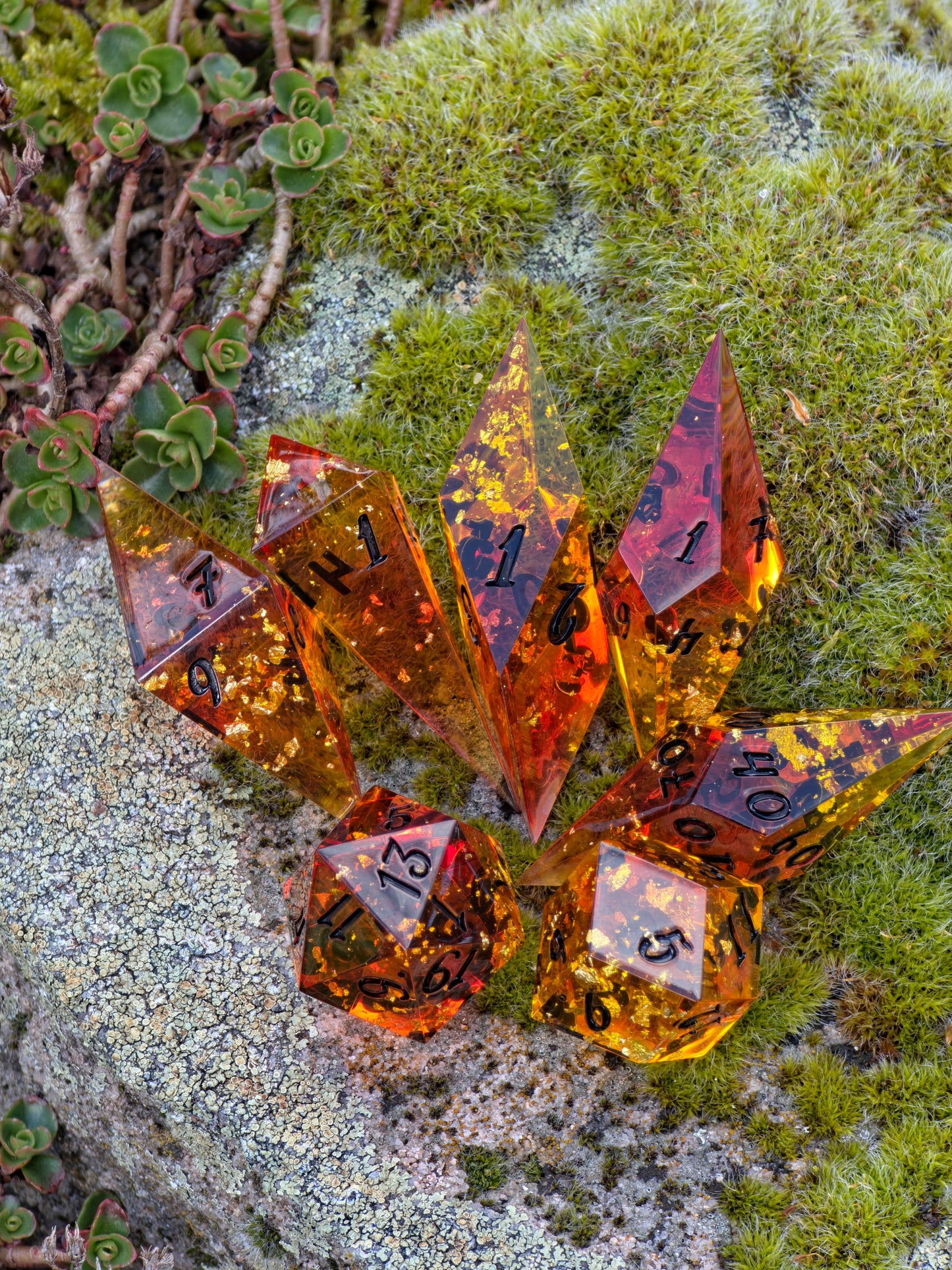 Amber Dice Set “Bernstein Shards” – Elongated Resin Dice with Gold Flakes, Honey Amber Effect, Sharp Edge DnD Dice, Handmade Fantasy TTRPG