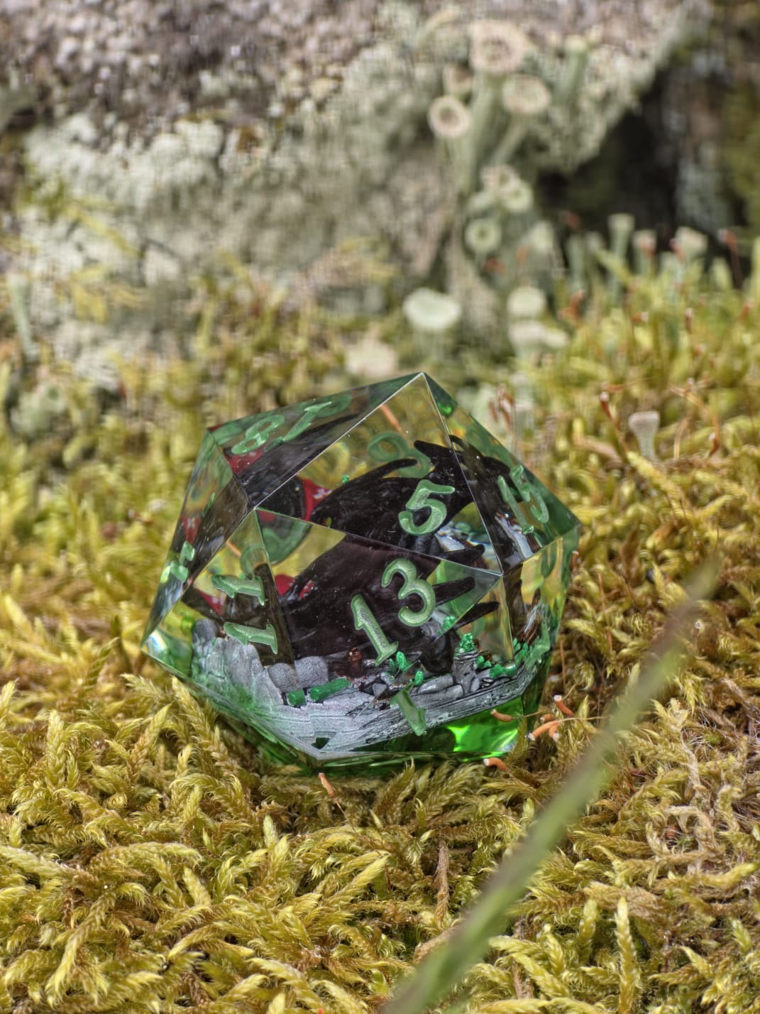 Nachtschatten D20 35mm – Handgemachter Resin Dragon Dice inspiriert von Ohnezahn aus How to Train Your Dragon, Schwarzer Drache Fantasy Würfel