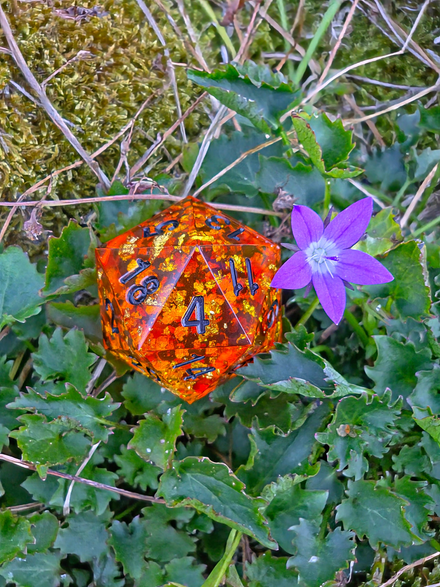 Chonk Polyedrischer D20 Würfel 35mm im Bernstein Stil – Handgemachter Large Resin Amber Dice für DnD, TTRPG & Sammler