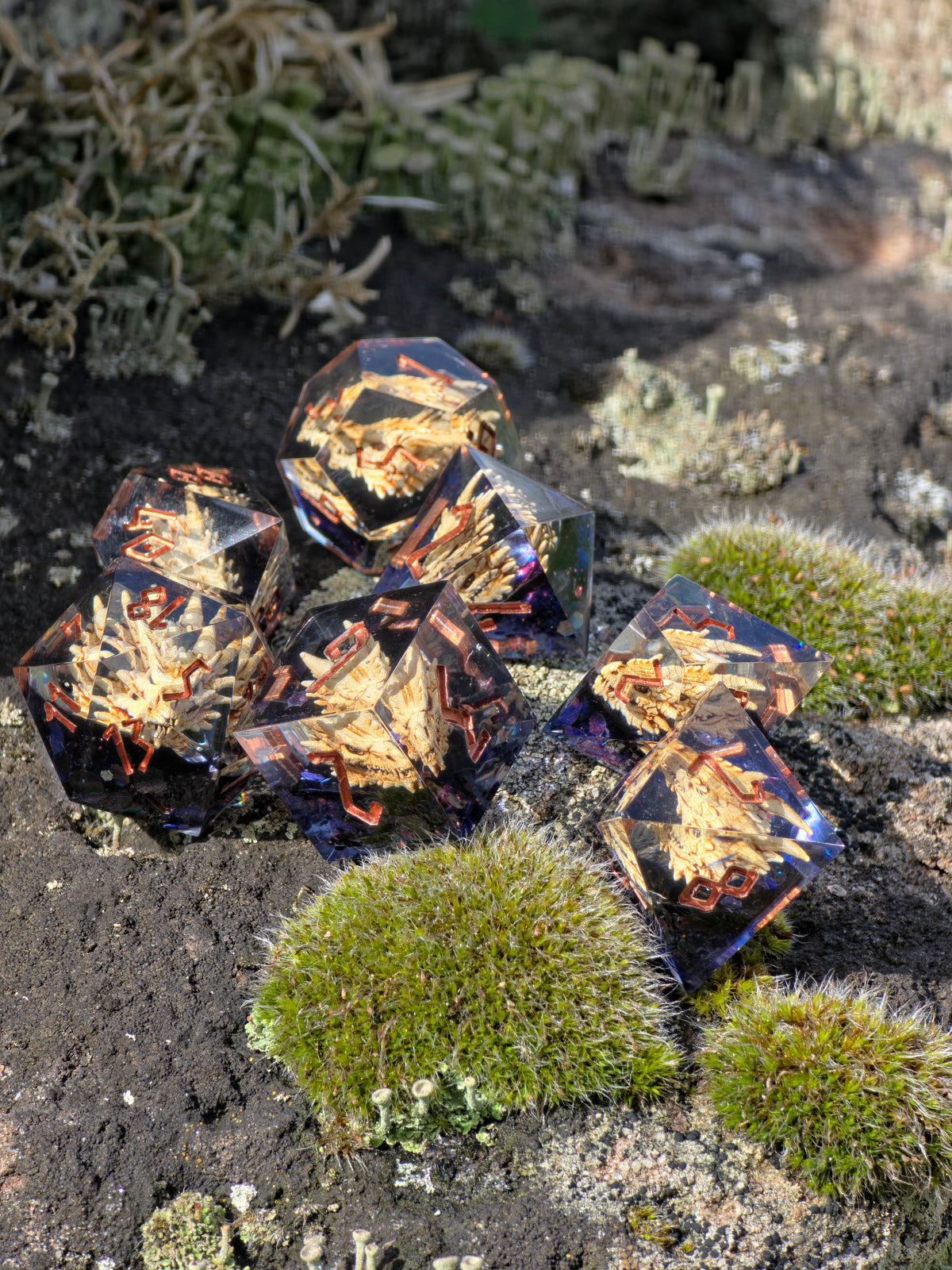 Dragon's Legacy – Ancient Skulls Drachen Schädel Würfelset – 7-teiliges DnD Resin Dice Set | Dragon Skull Dice mit Kupfer Zahlen | Handmade Fantasy Würfel