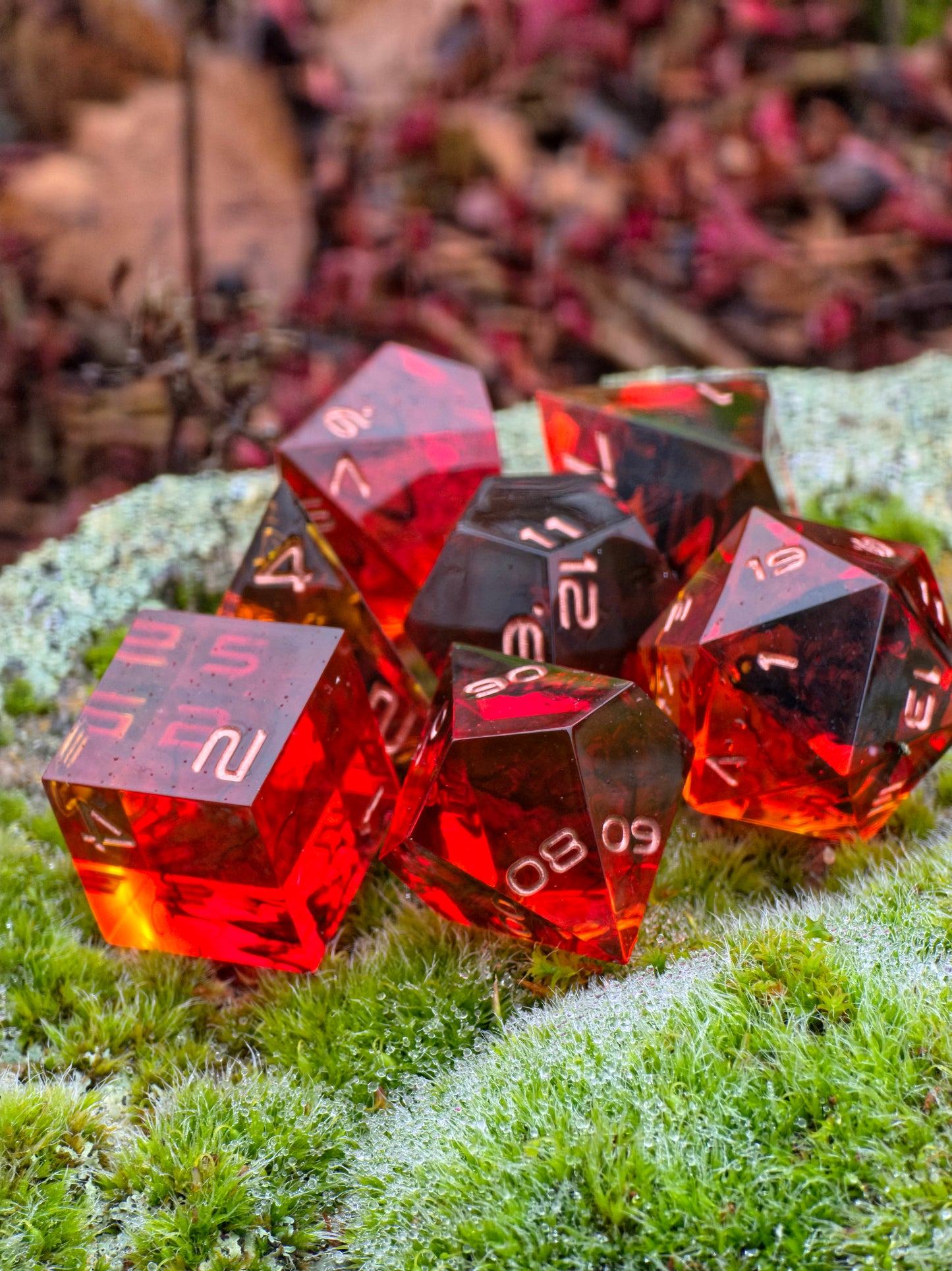 Crimson Emberflow – Handgemachtes DnD Würfelset in Feuerrot & Bernstein | Resin Dice Set mit Magma-Effekt | Polyedrische Würfel TTRPG