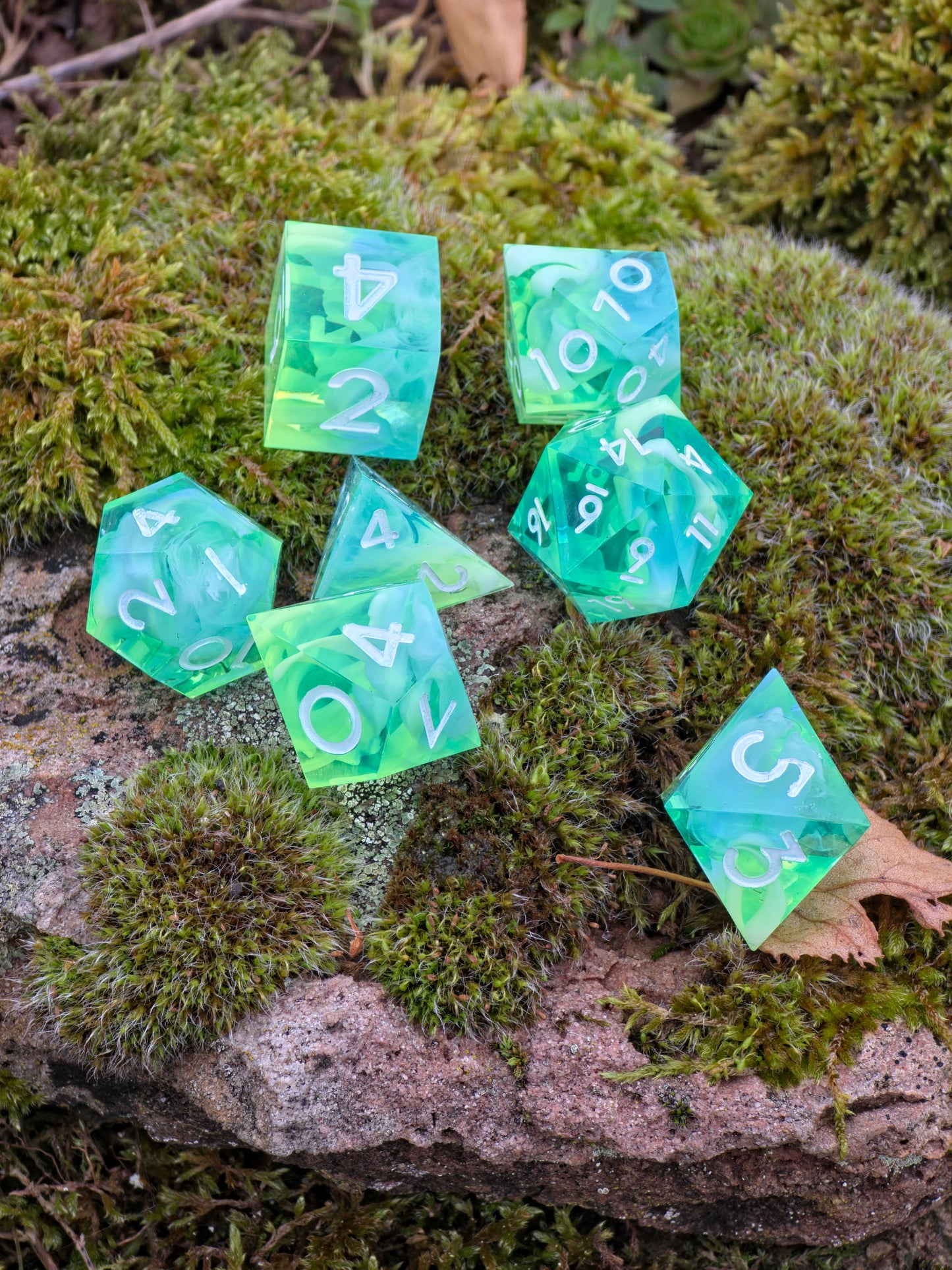 Polyedrisches Würfelset „Stormborn Cloud Nebula“ – Handgemachte Resinwürfel blau-neongelb mit Cloud Effekt | DnD Dice Set TTRPG