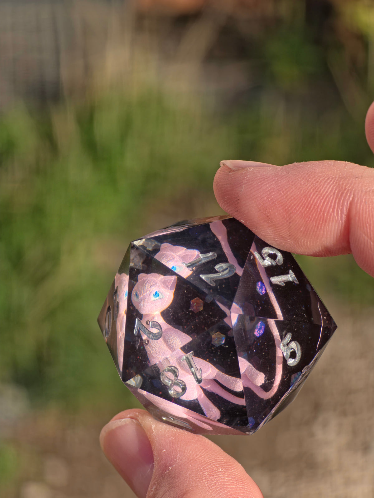 Mew – Psychic Galaxy D20 40 mm – Pokemon inspirierter Resin Würfel | Rosa Mew Miniatur, Galaxy Design & Metallic Silber