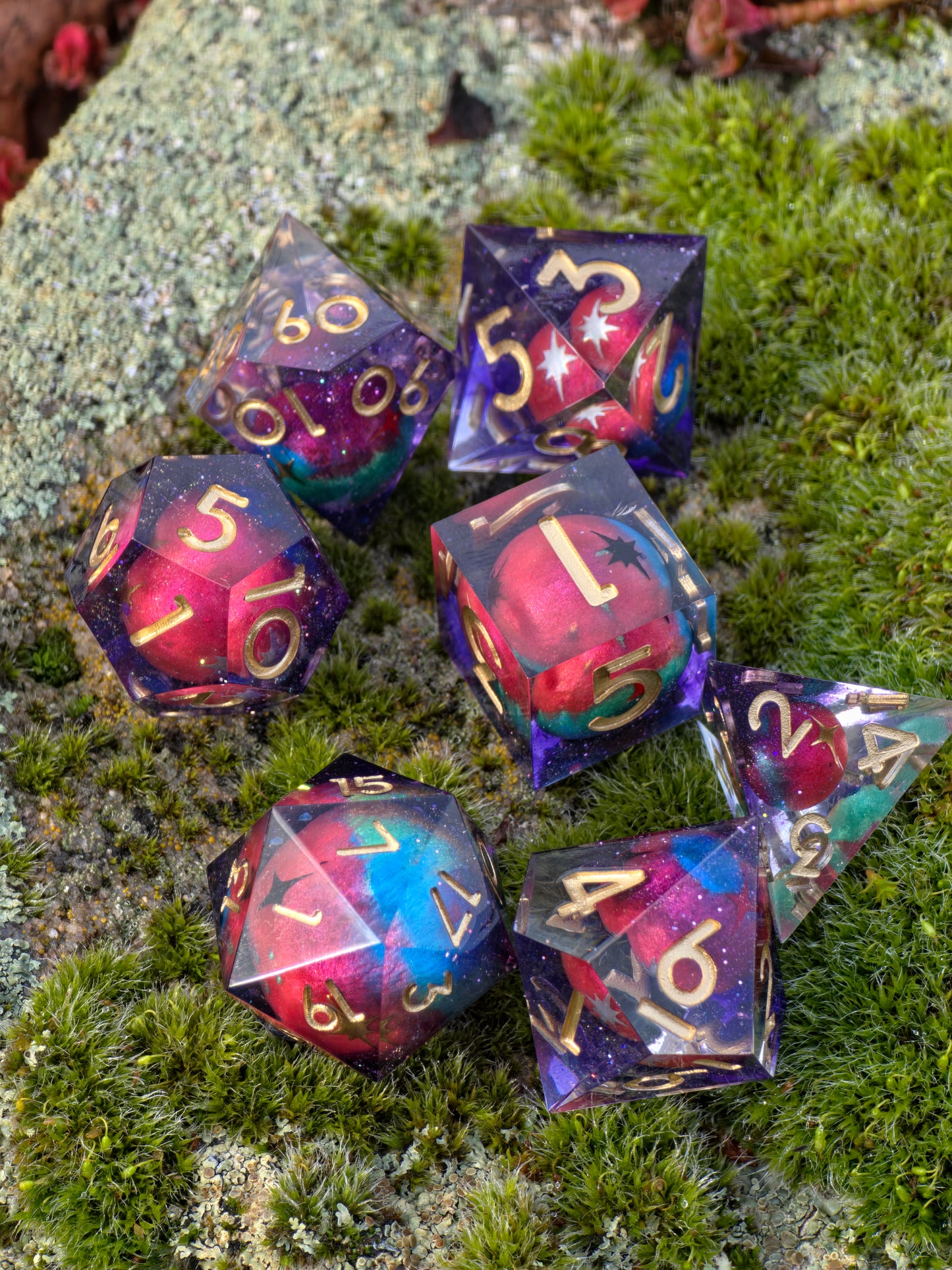 Astral Realms – Relikte der Sternenfürsten | Galaxy Planet Dice Set | Handmade Resin DnD Würfel mit goldenen Zahlen | Premium TTRPG Dice