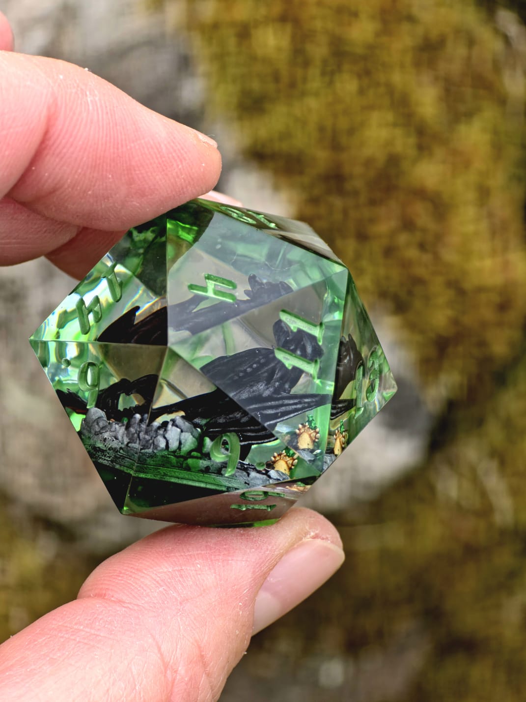 Nachtschatten D20 40mm – Handgemachter Resin Dragon Dice inspiriert von Ohnezahn aus How to Train Your Dragon, Schwarzer Drache Fantasy Würfel (Sarah)