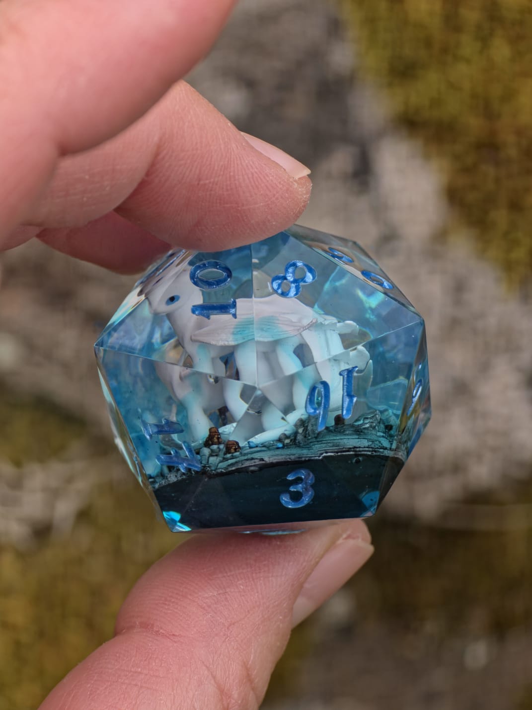 Tagesschatten D20 40mm – Handgemachter Resin Dragon Dice inspiriert von Drachenzähmen leicht gemacht, Fantasy Würfel mit Drache (Sarah)