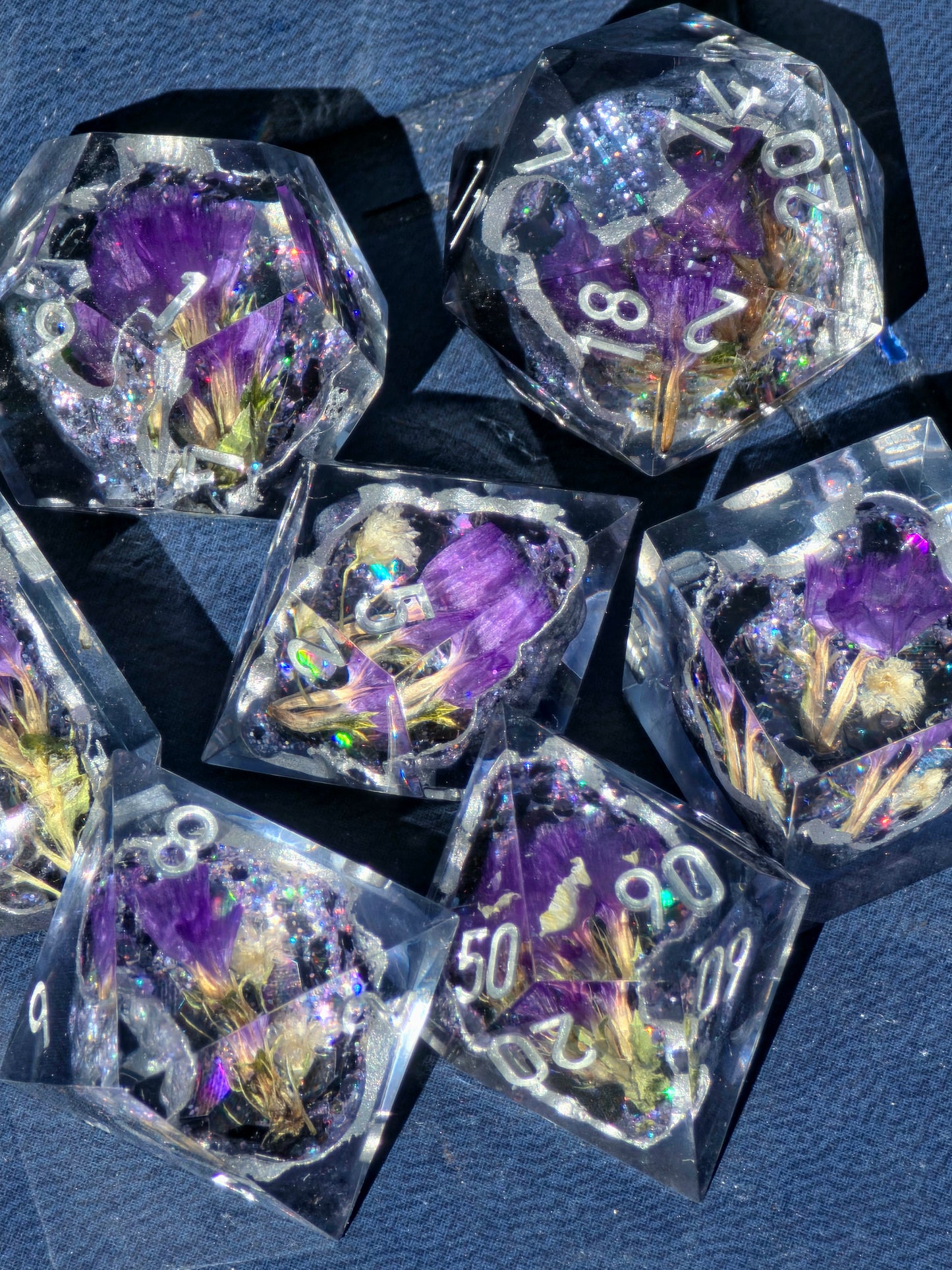 Midnight Amethyst Geode Flower Dice Set – Schwarze Kristallgeode mit violetten Blüten, Handgemachte Sharp Edge Resin Würfel, DnD Fantasy Dice