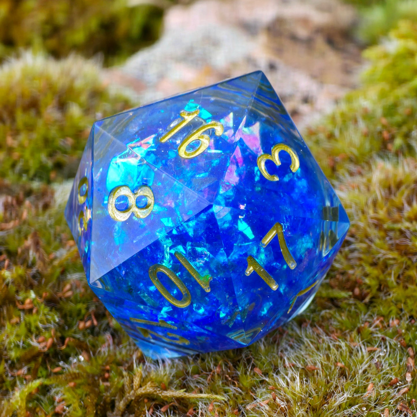 Chonk Polyedrischer D20 Würfel 35 mm – Liquid Core Blau mit goldenem Schimmer – Inspiriert von Arcane – Resin Würfel für DnD & TTRPG