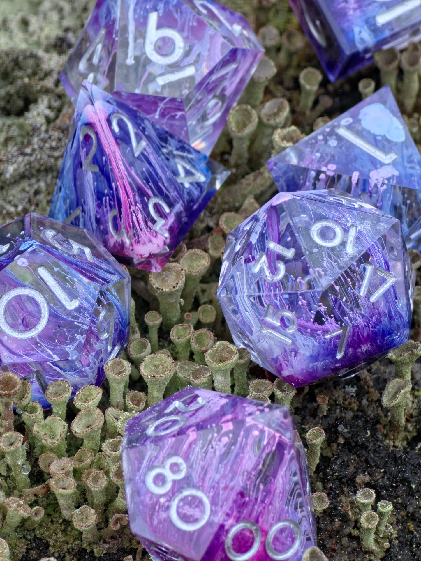 Nebula Bloom – Handgemachtes DnD Würfelset violett mit Petri Effekt und silbernen Zahlen | 7-teiliges Polyhedral Set | TTRPG Dice | Artisan Resin Dice
