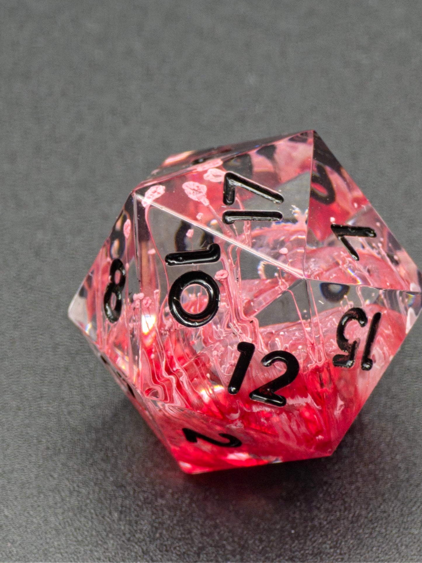 Crimson Veins – Einzelner D20 Würfel (Standardgröße) mit Petri-Effekt | Handgemachter Resin D20 in Blutrot & Klar | DnD TTRPG Würfel