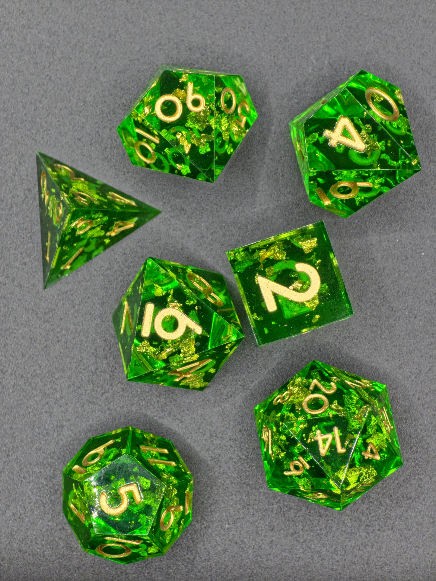 Polyedrisches Würfelset „Emerald Treasure“ – Handgemachte Resinwürfel in Smaragdgrün mit Goldflocken | DnD Dice Set Pen and Paper TTRPG | Edelstein Würfel mit Spiegelglanz