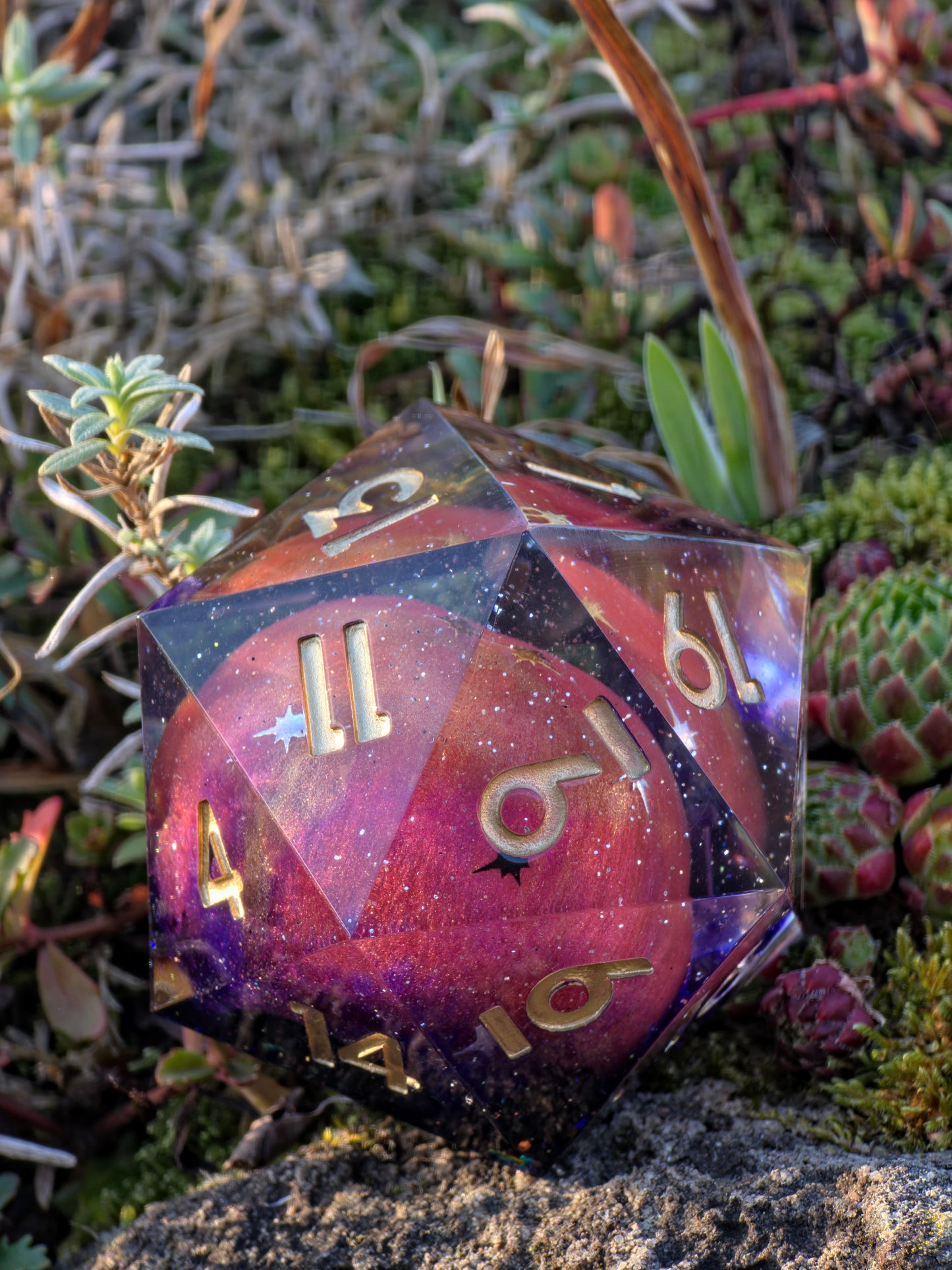 Polyedrischer D20 XL 55 mm – Planet Mars Dice | Handgemachter Resin Würfel mit Galaxie-Effekt & Goldzahlen | Universum Würfel für DnD, TTRPG