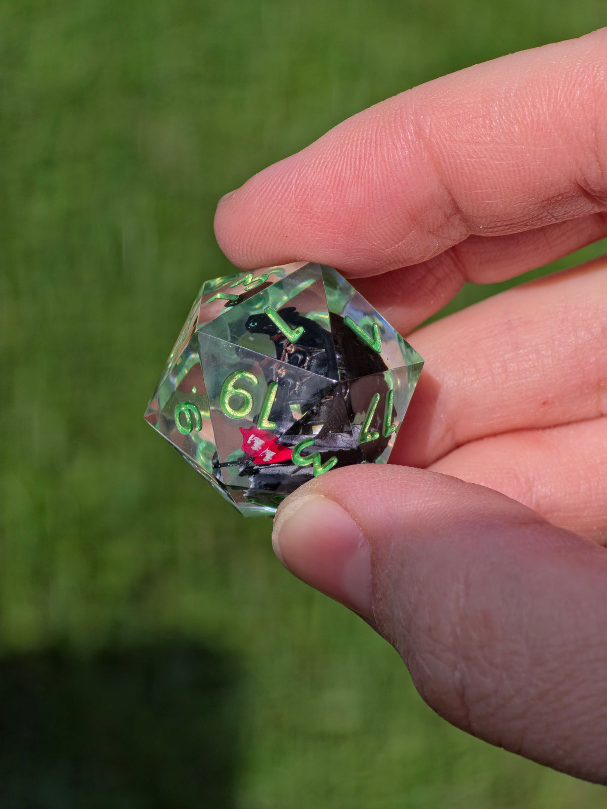 Toothless inspired – Emerald Dragon's Heart- Inspired Würfelset – 7-teiliges Resin Dice Set | Ohnezahn D20 & Smaragdgrüne Geode Würfel | Drachen Fantasy Dice