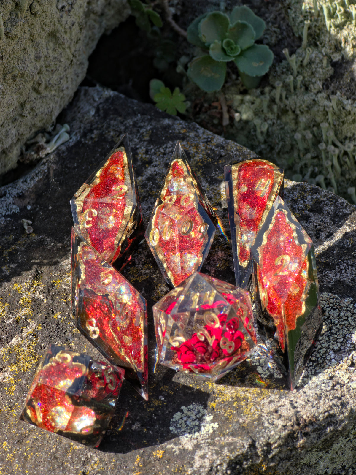 Crimson Serpent – Heart of the Volcano Lava Serpent Würfelset – Rote Schlange im D20 | 7-teiliges DnD Resin Dice Set mit Lava Geoden, Gold & Schwarz | Handmade Fantasy Würfel