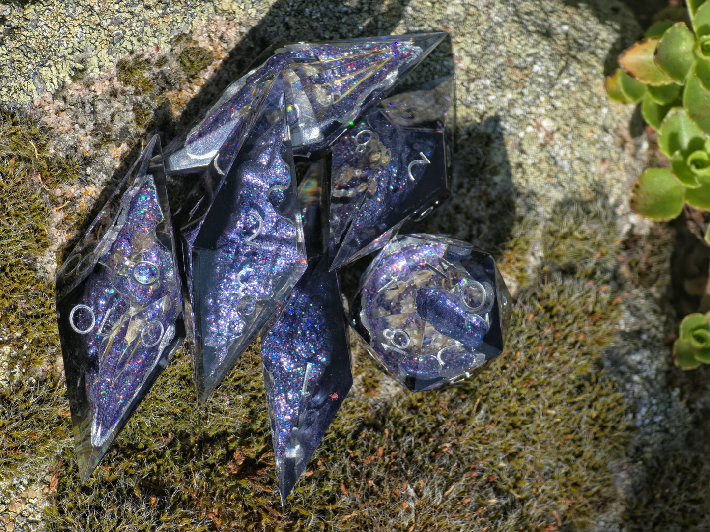 Moonflower Sanctuary Custom Geode Effect Elongated Dice Set mit weißen Blüten – Handgemachte Sharp Edge Resin Würfel mit Kristallkern für DnD (Anne)