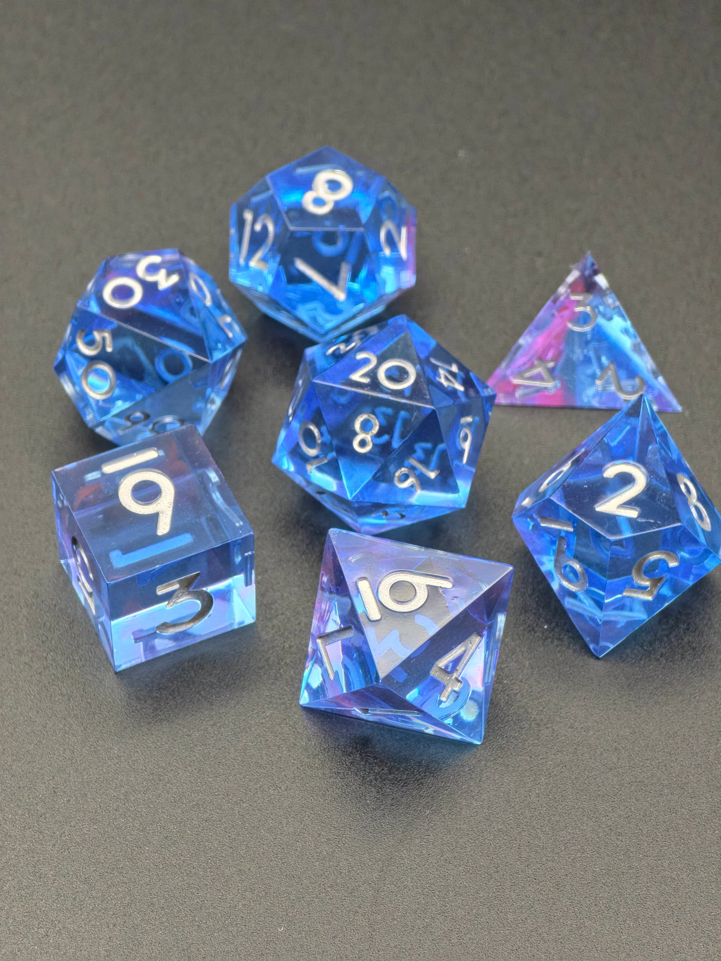 Abyss of the Sapphire Tide – Handgemachtes DnD Würfelset aus klarem Blau | Transparente Resin Dice mit silbernen Zahlen | Polyedrische Würfel TTRPG