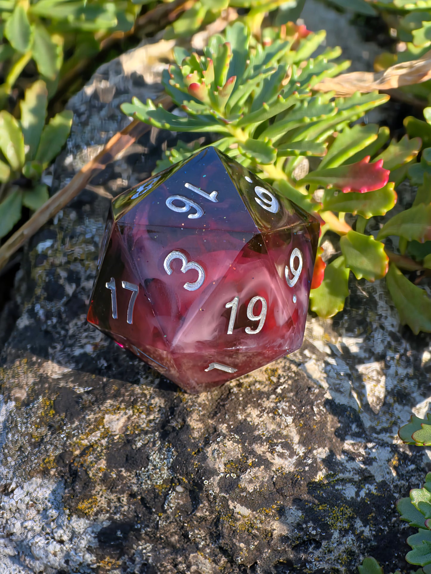 Polyedrischer D20 Chonk Würfel 35mm – Blood & Mist Dice | Handmade DnD Würfel | Vampir Gothic Fantasy Dice – Rot, Weißer Nebel, Schwarz