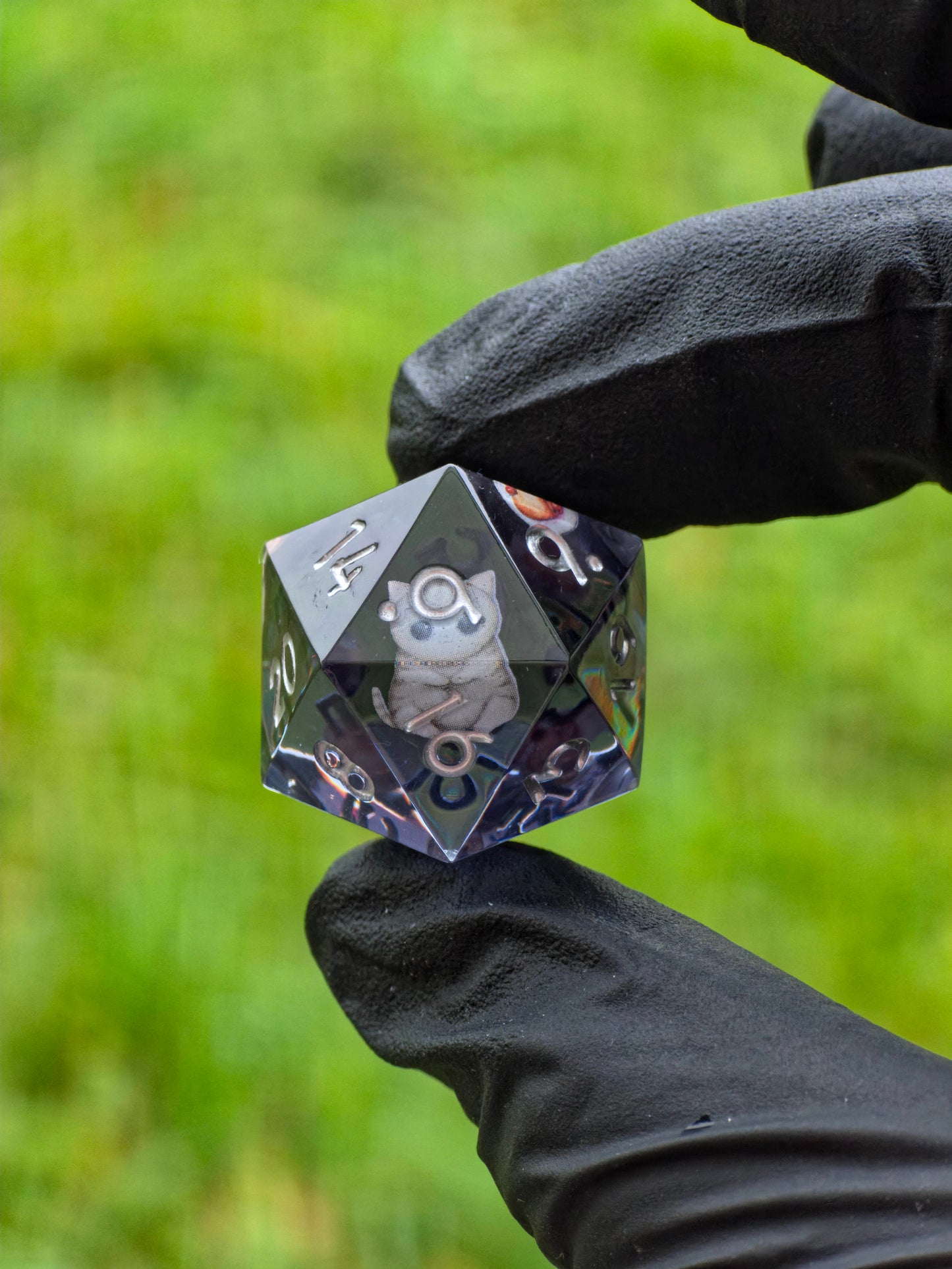 Polyedrischer Einzelner D20 „Cookie Cats“ – Handgemachter Resinwürfel Standardgröße mit süßen Katzen, Waschbär, Cupcake & Cookies | DnD Dice Pen and Paper | Kawaii Würfel